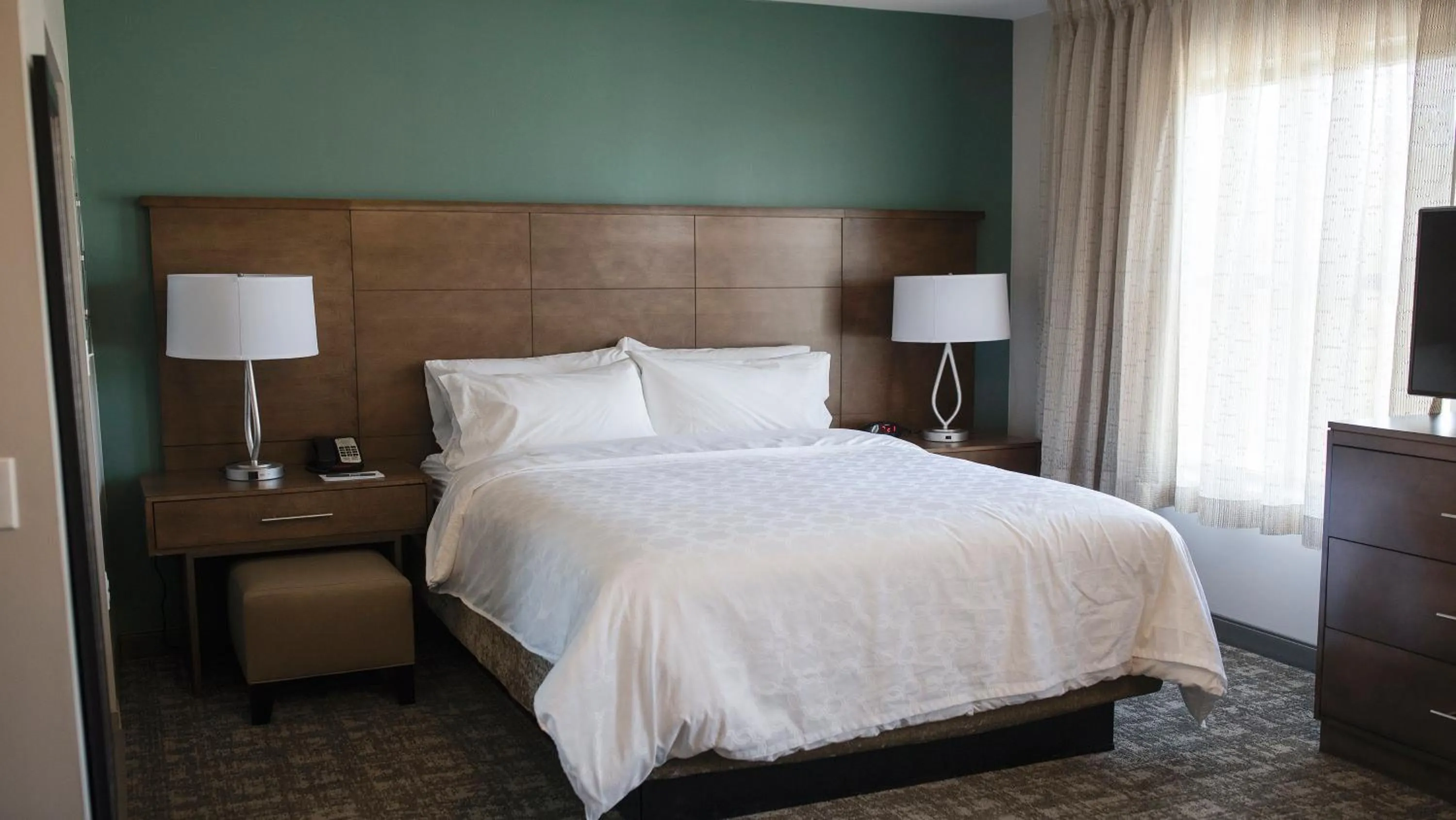Photo of the whole room, Bed in Staybridge Suites Auburn Hills by IHG