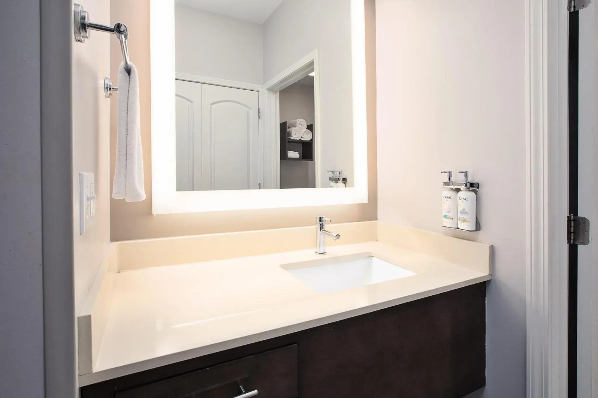 One-Bedroom Queen Suite with Two Queen Beds - Communications Accessible in Staybridge Suites Auburn Hills, an IHG Hotel One-Bedroom Queen Suite with Two Queen Beds - Communications Accessible in Staybridge Suites Auburn Hills, an IHG Hotel