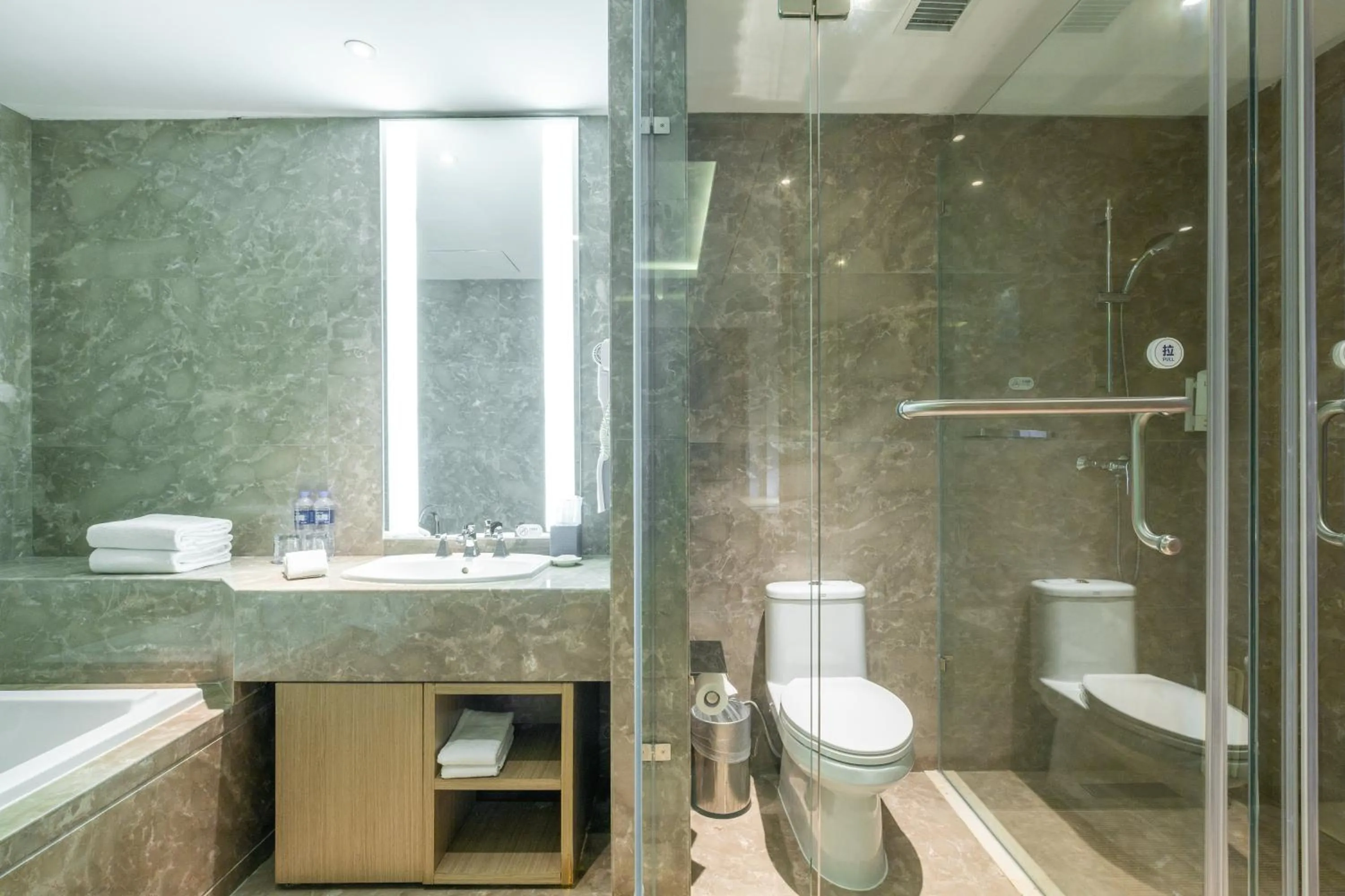 Photo of the whole room in Holiday Inn Express Anshan Downtown by IHG