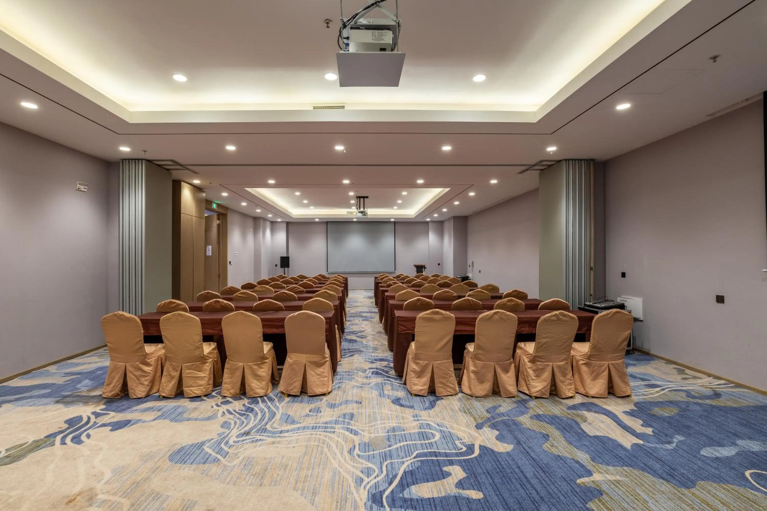 Meeting/conference room in Holiday Inn Express Anshan Downtown by IHG