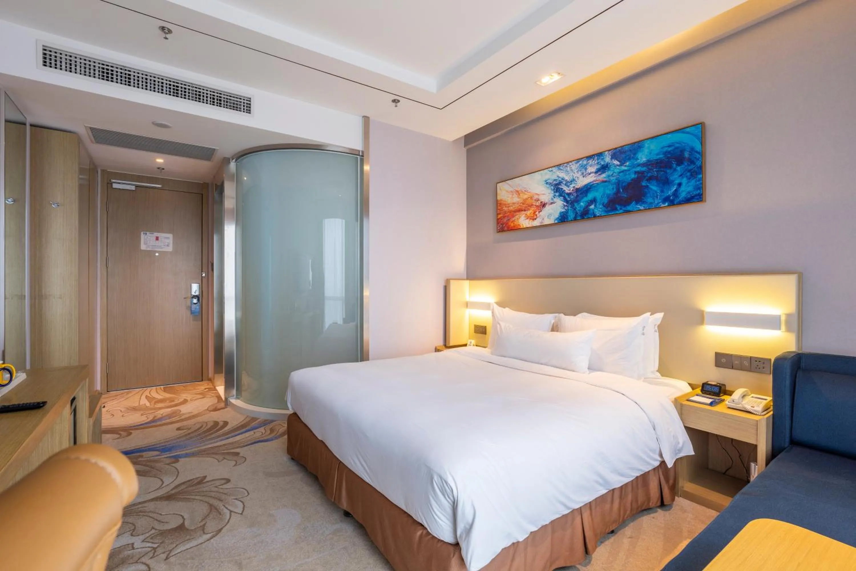 Photo of the whole room, Bed in Holiday Inn Express Anshan Downtown by IHG