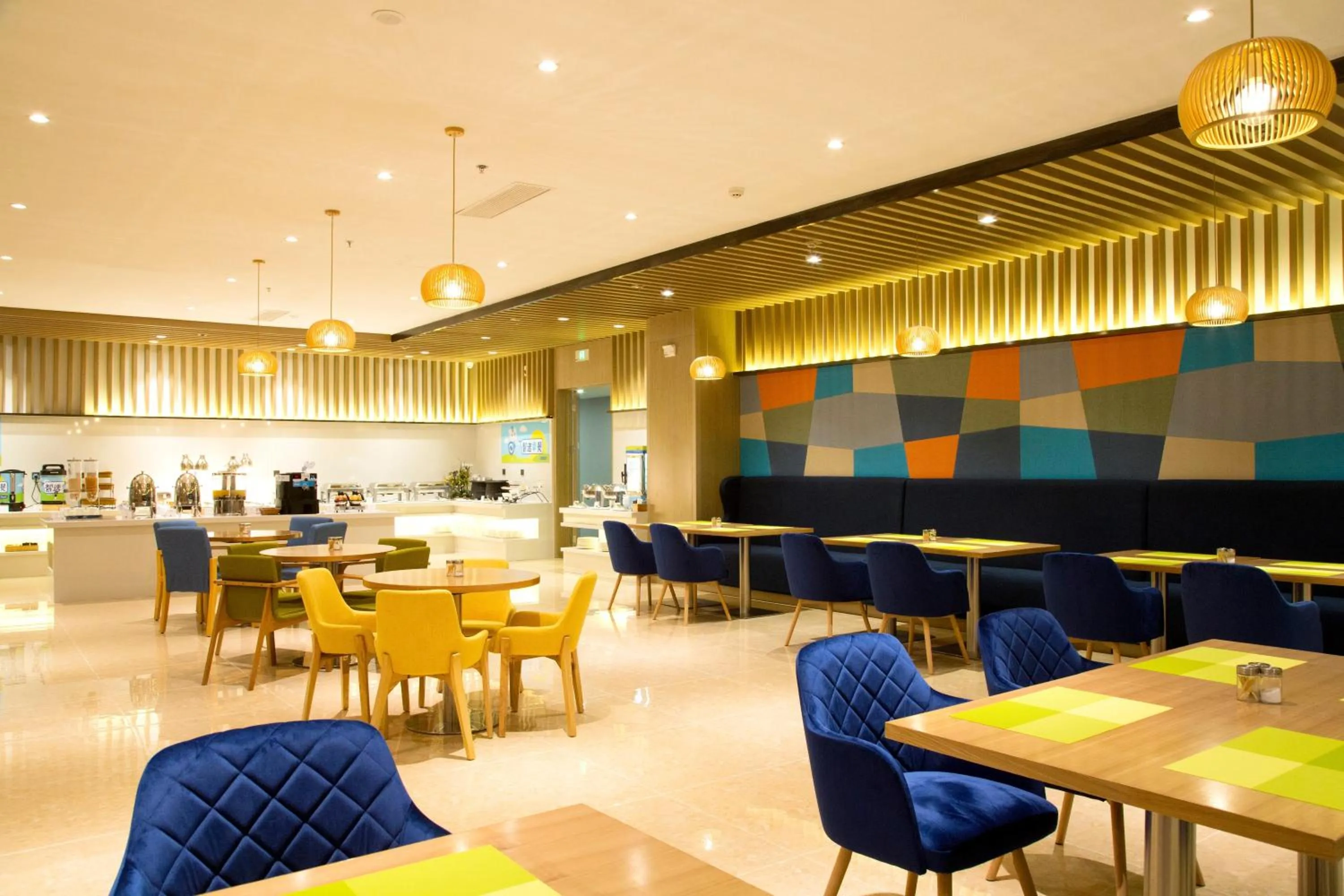 Restaurant/places to eat in Holiday Inn Express Anshan Downtown by IHG