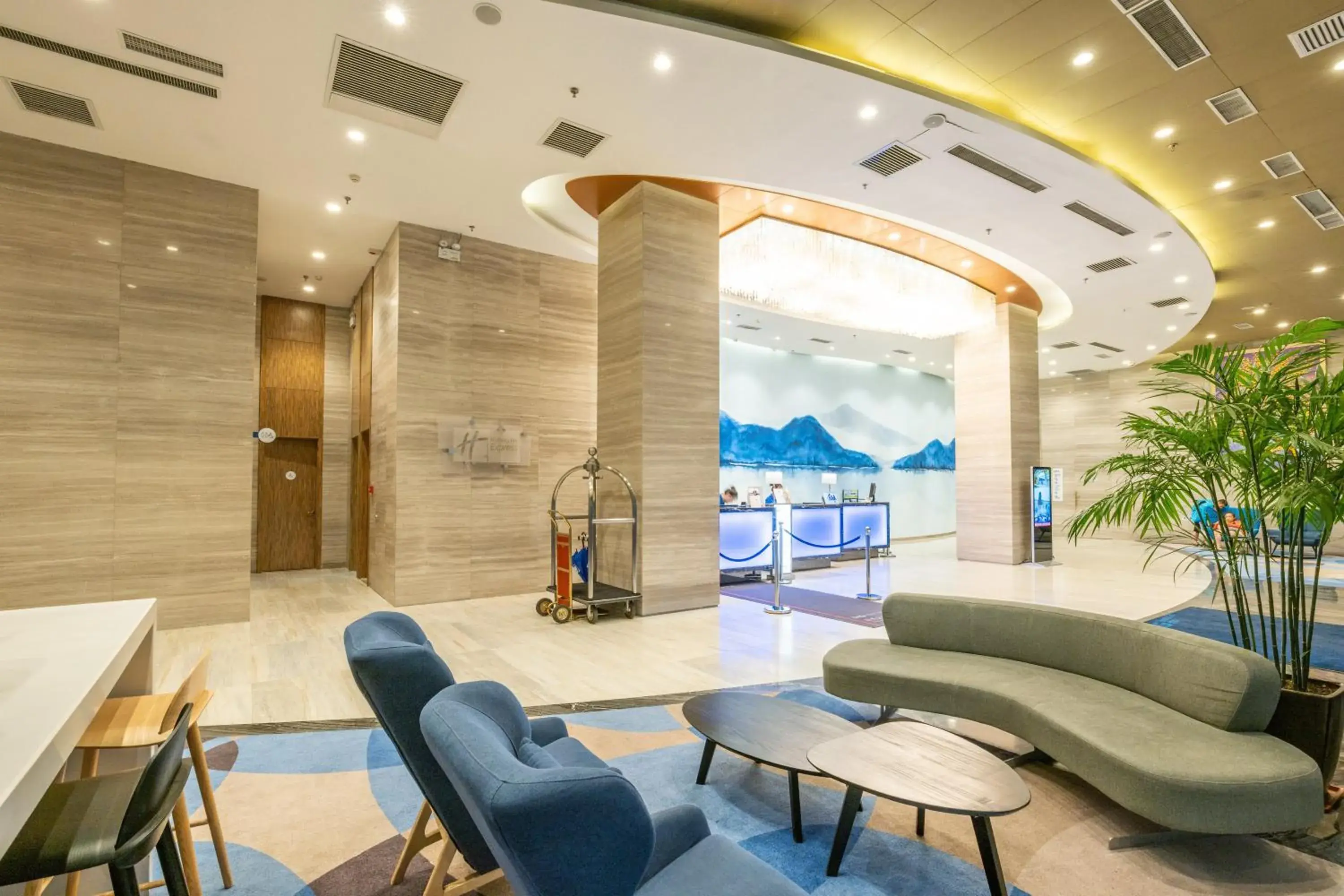 Property building in Holiday Inn Express Anshan Downtown by IHG Property building in Holiday Inn Express Anshan Downtown by IHG