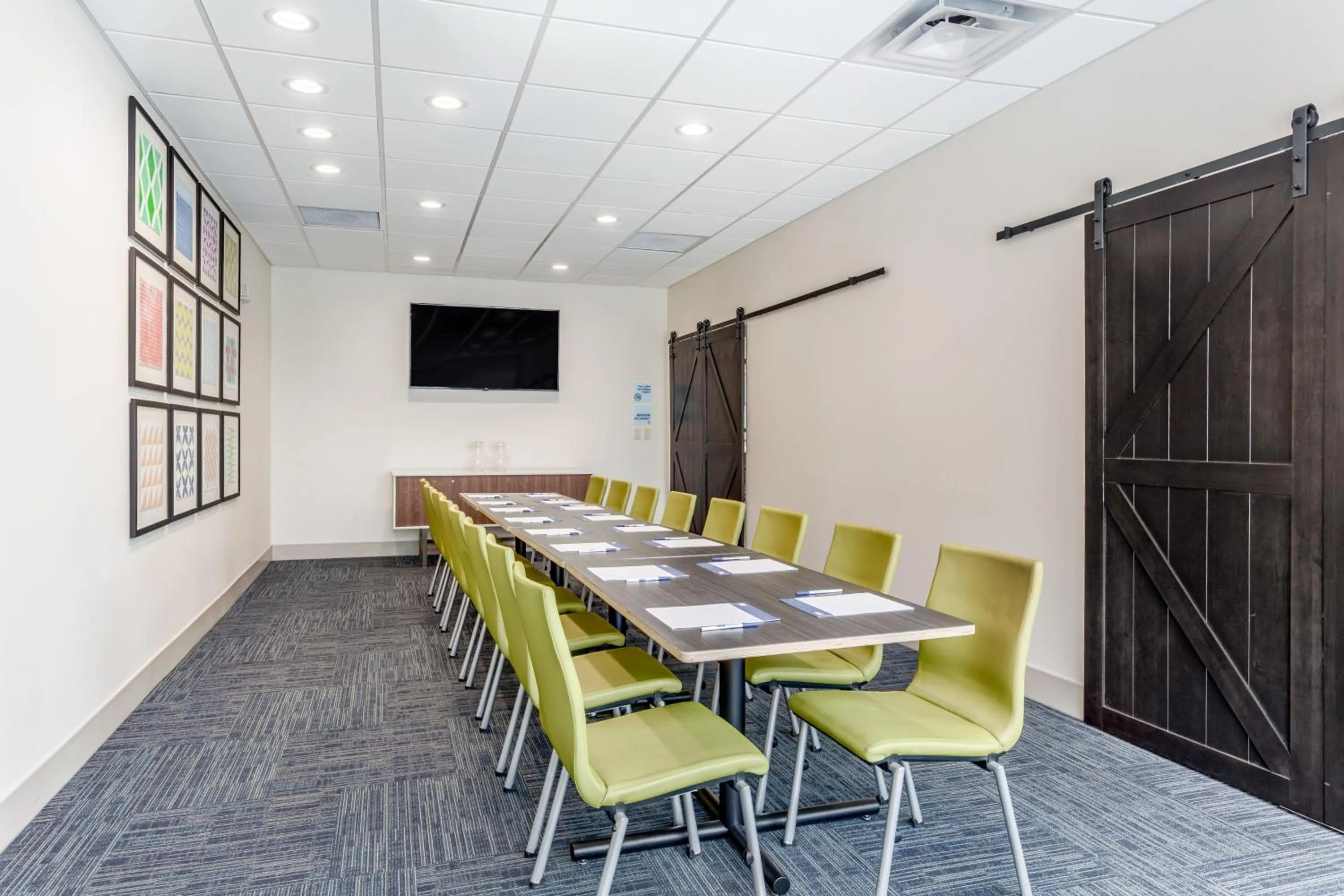 Meeting/conference room in Holiday Inn Express & Suites Hammond by IHG