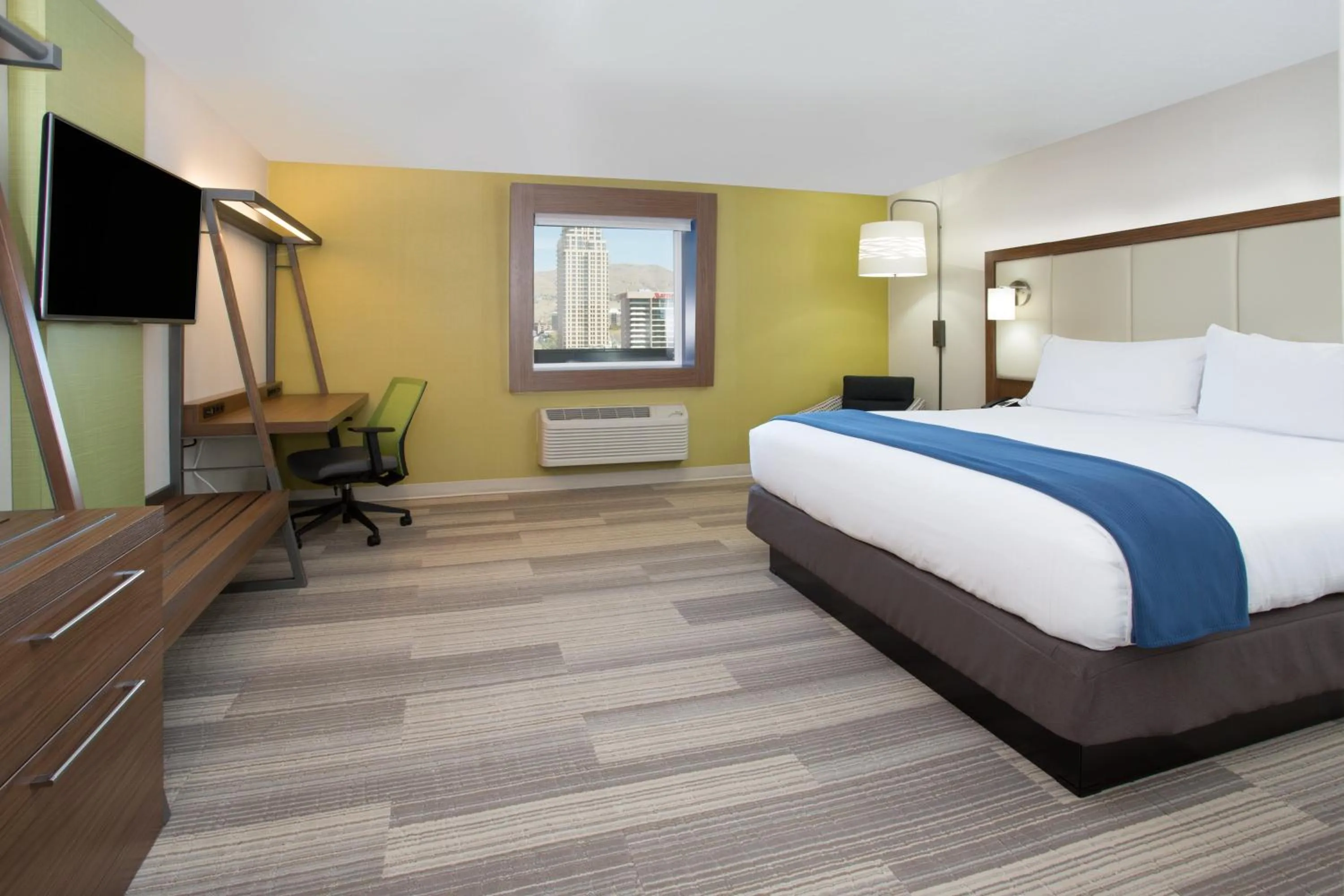 Photo of the whole room, Bed in Holiday Inn Express & Suites Hammond by IHG