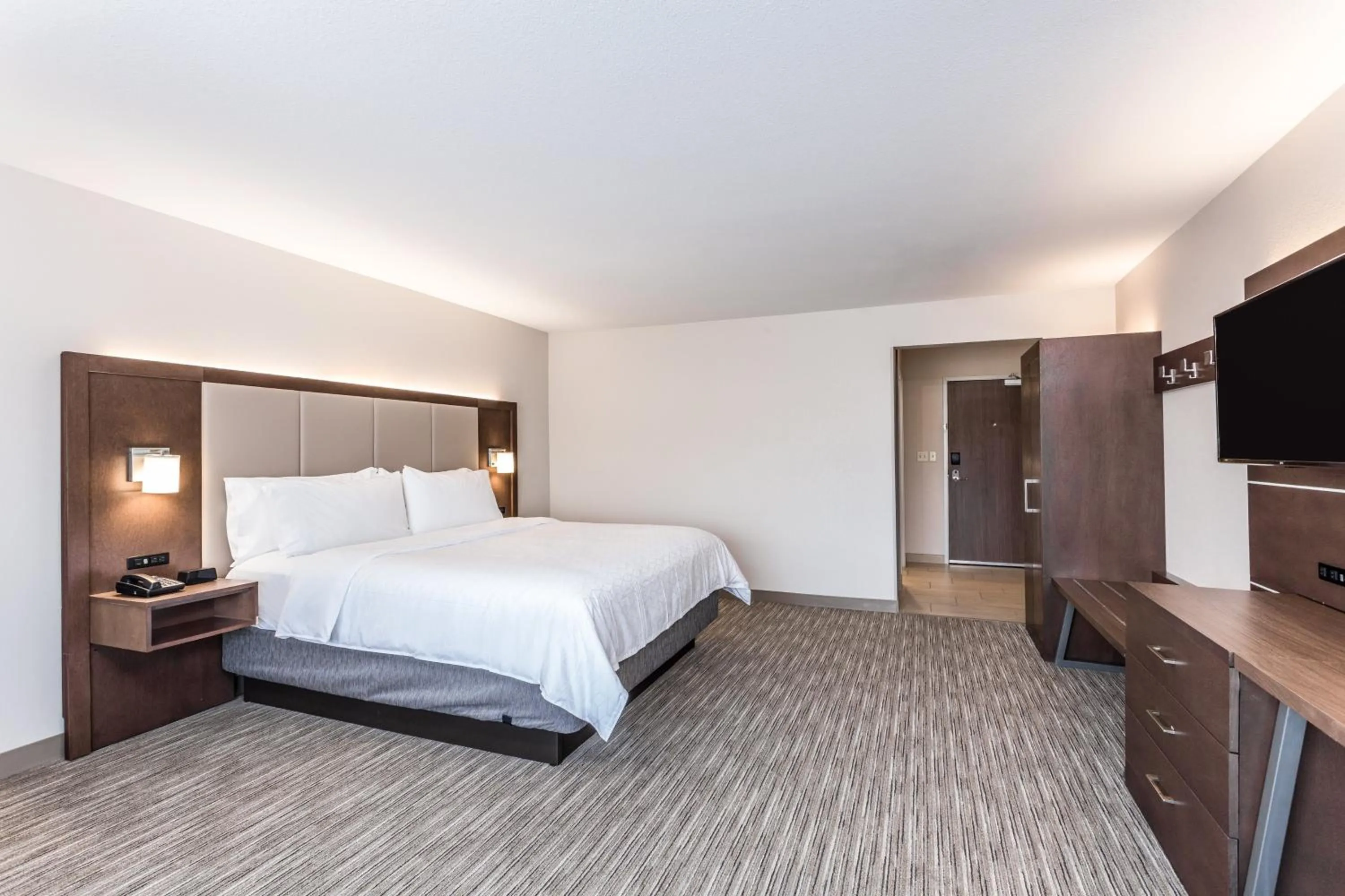 Photo of the whole room, Bed in Holiday Inn Express & Suites Hammond by IHG
