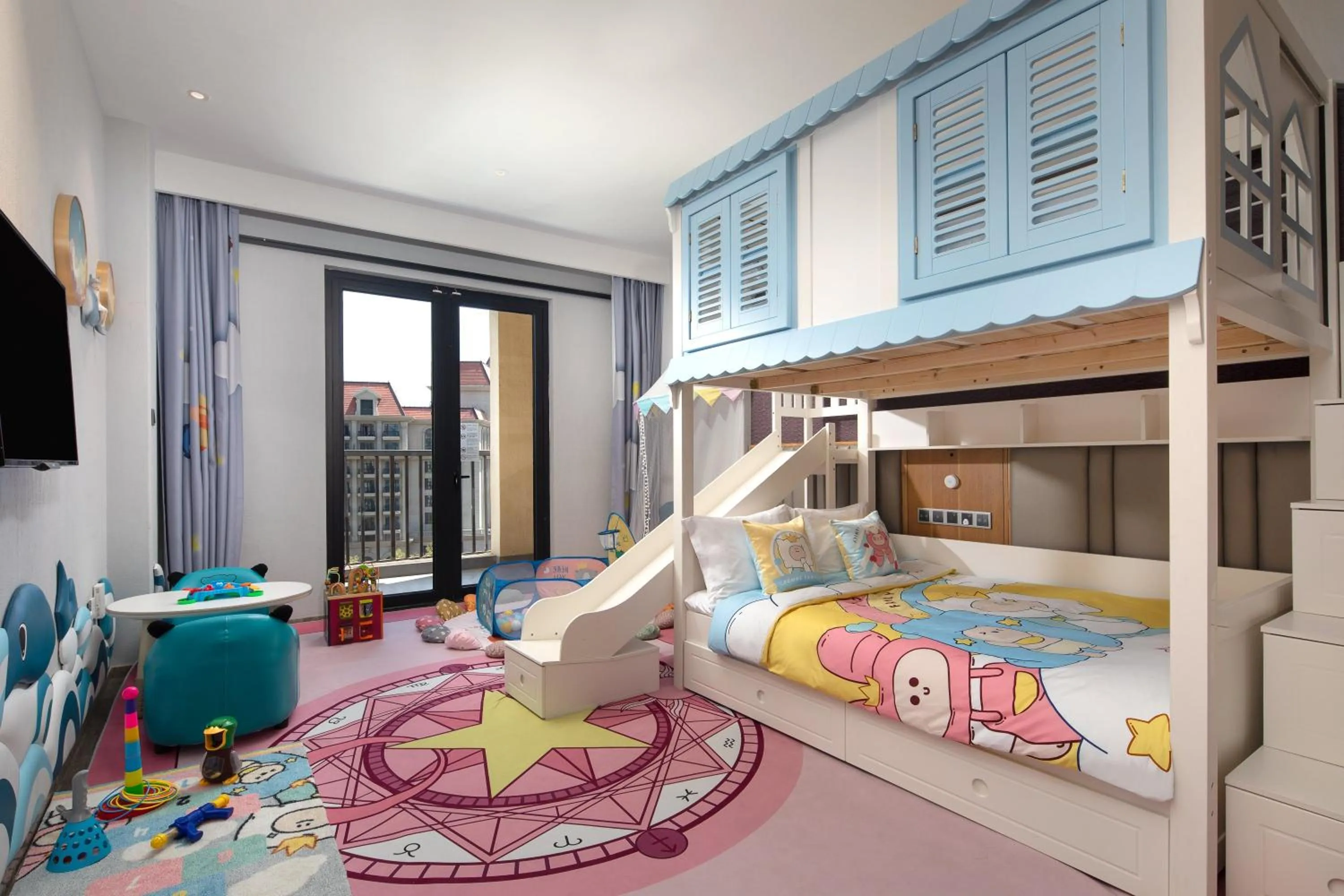 Photo of the whole room, Bed in Crowne Plaza QingdaoOriental Movie Metropolis by IHG