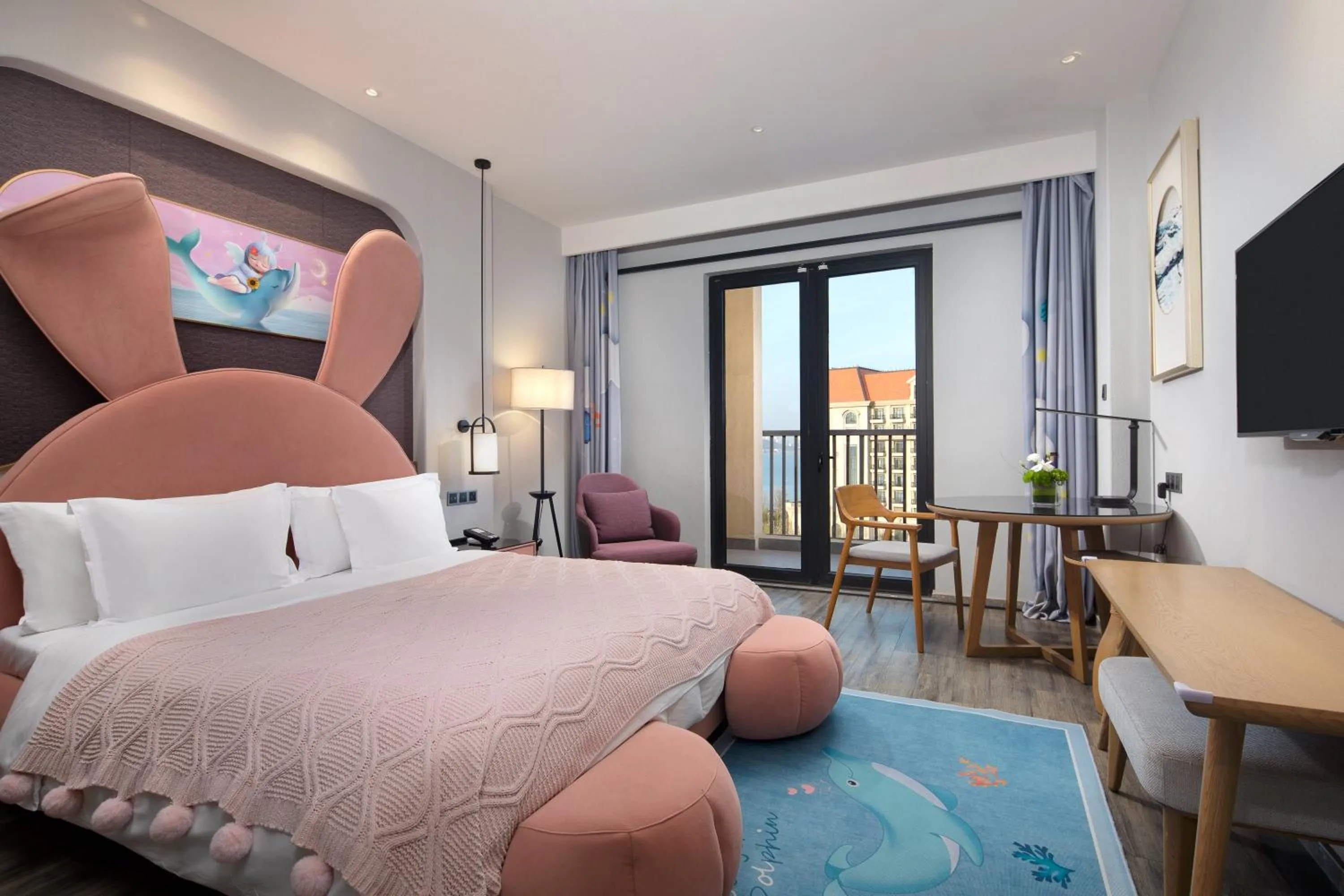 Photo of the whole room, Bed in Crowne Plaza QingdaoOriental Movie Metropolis by IHG