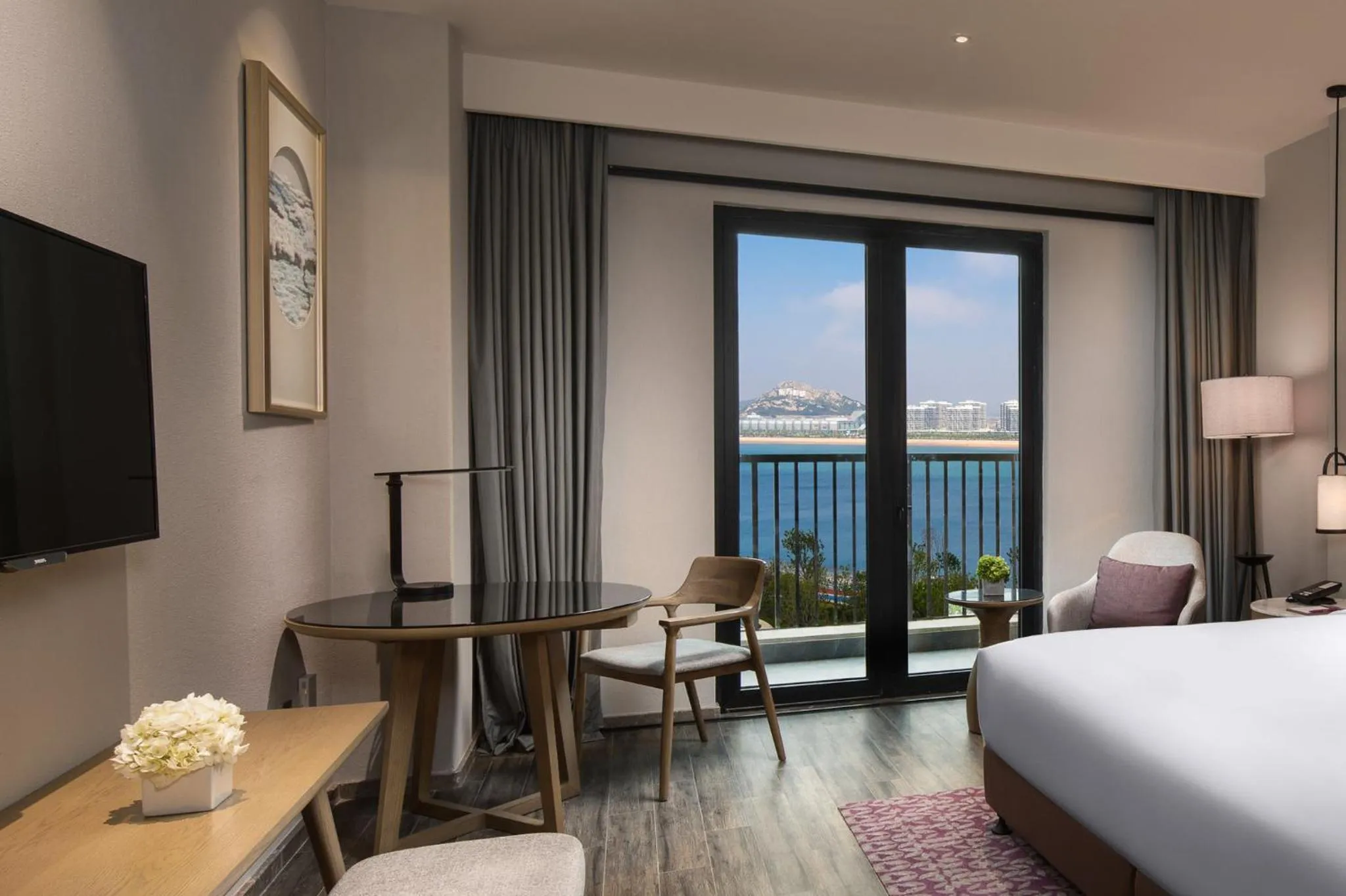 Photo of the whole room, Bed in Crowne Plaza QingdaoOriental Movie Metropolis by IHG