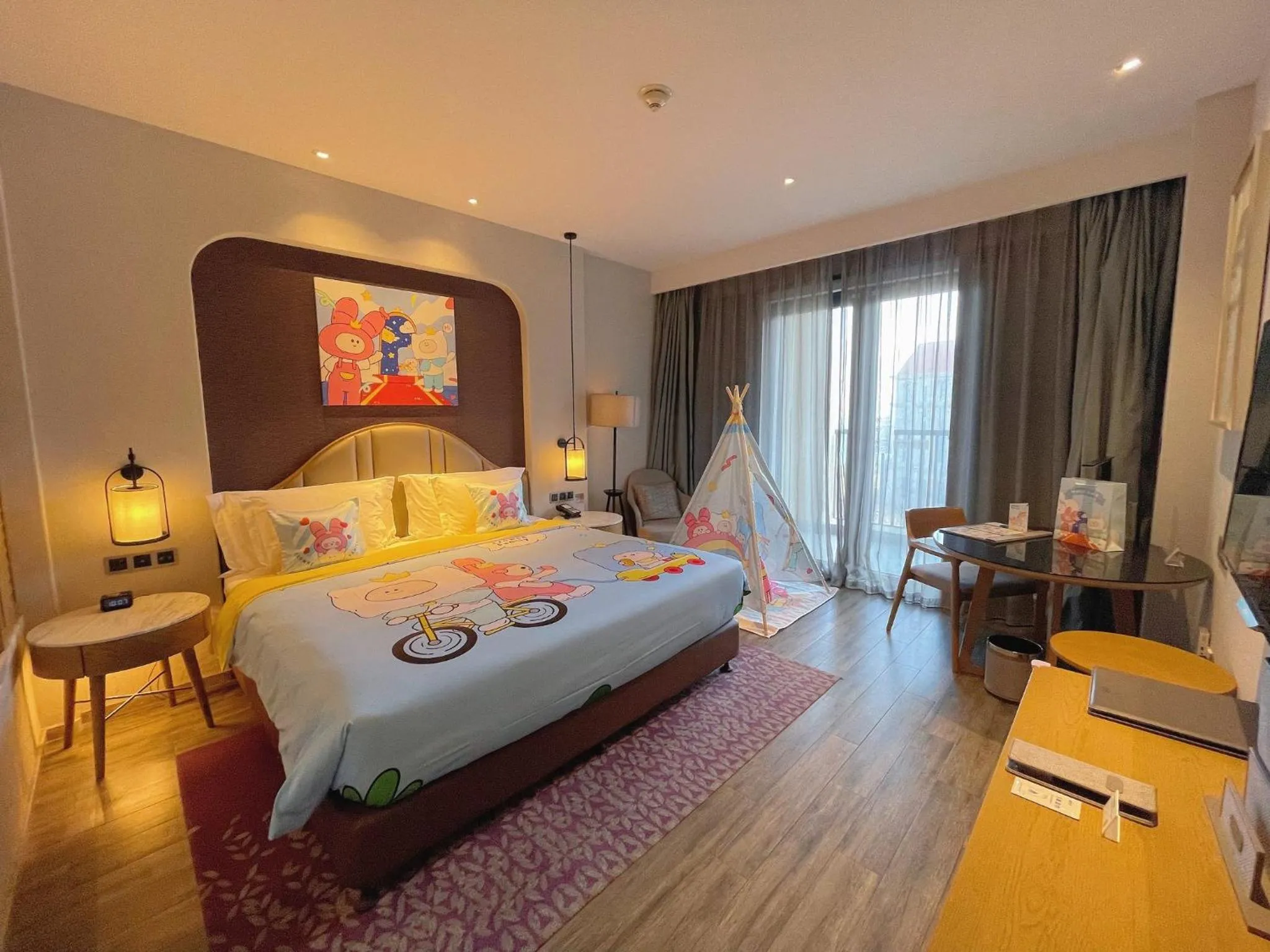 Photo of the whole room, Bed in Crowne Plaza QingdaoOriental Movie Metropolis by IHG