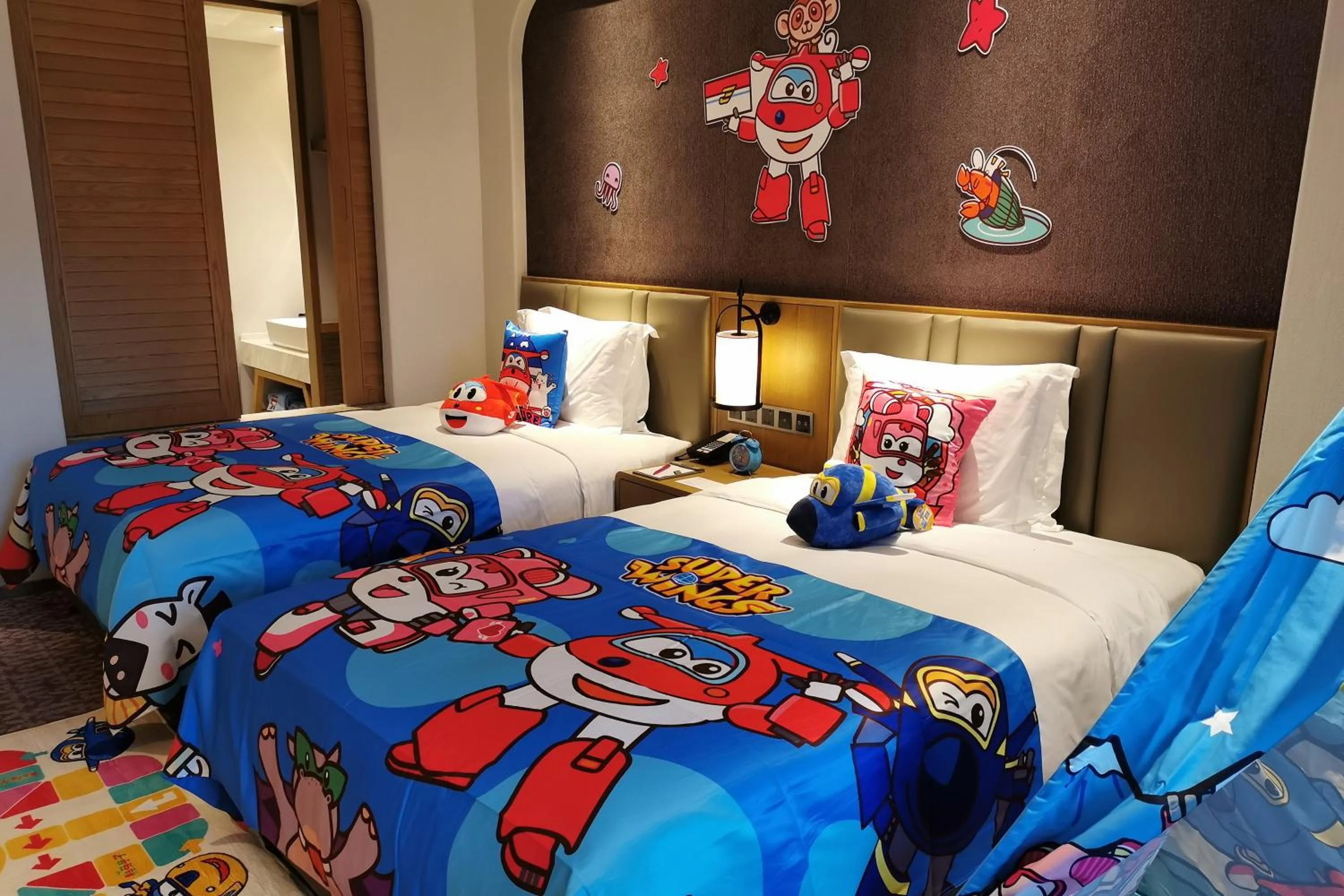 Photo of the whole room, Bed in Crowne Plaza QingdaoOriental Movie Metropolis by IHG