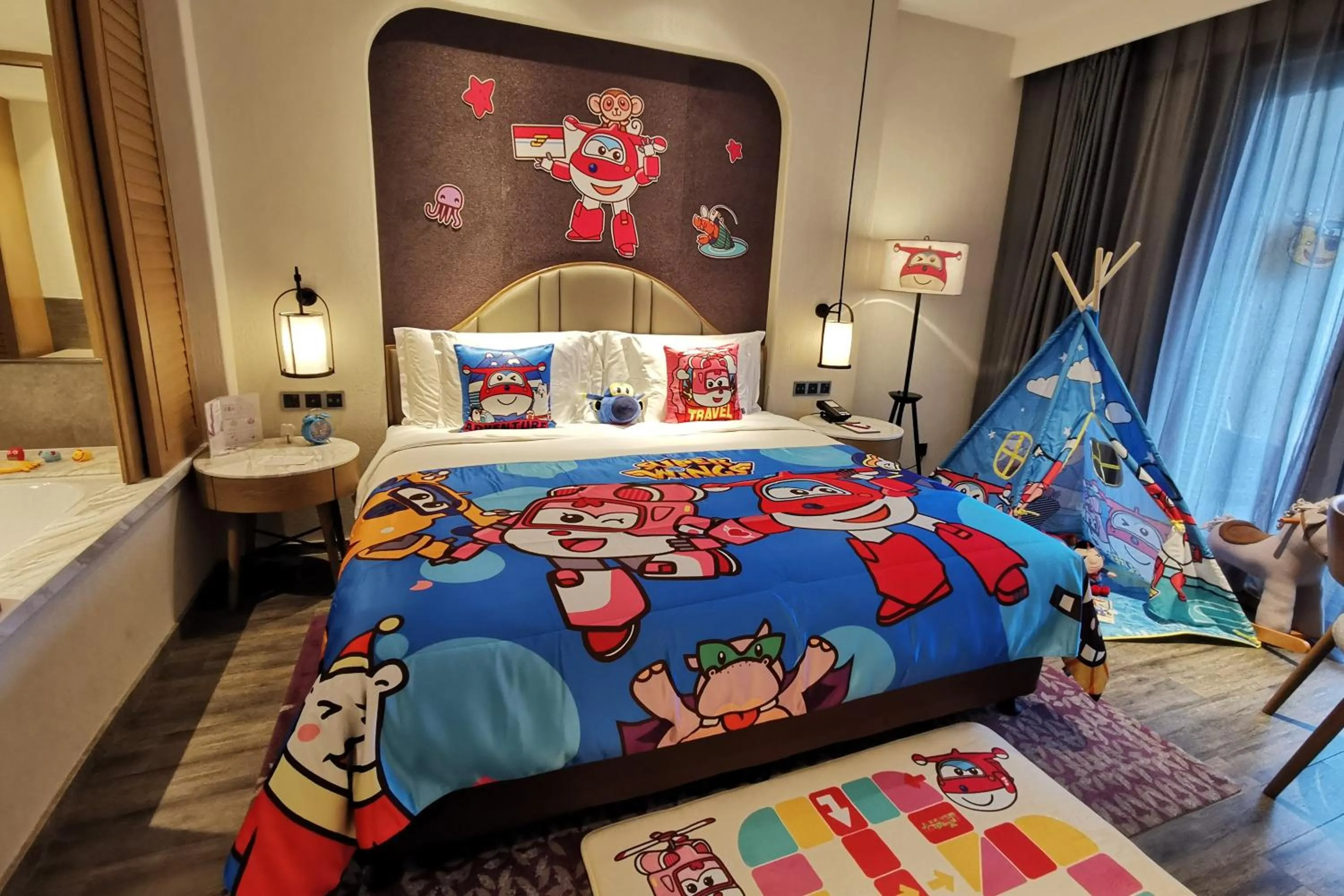 Photo of the whole room, Bed in Crowne Plaza QingdaoOriental Movie Metropolis by IHG