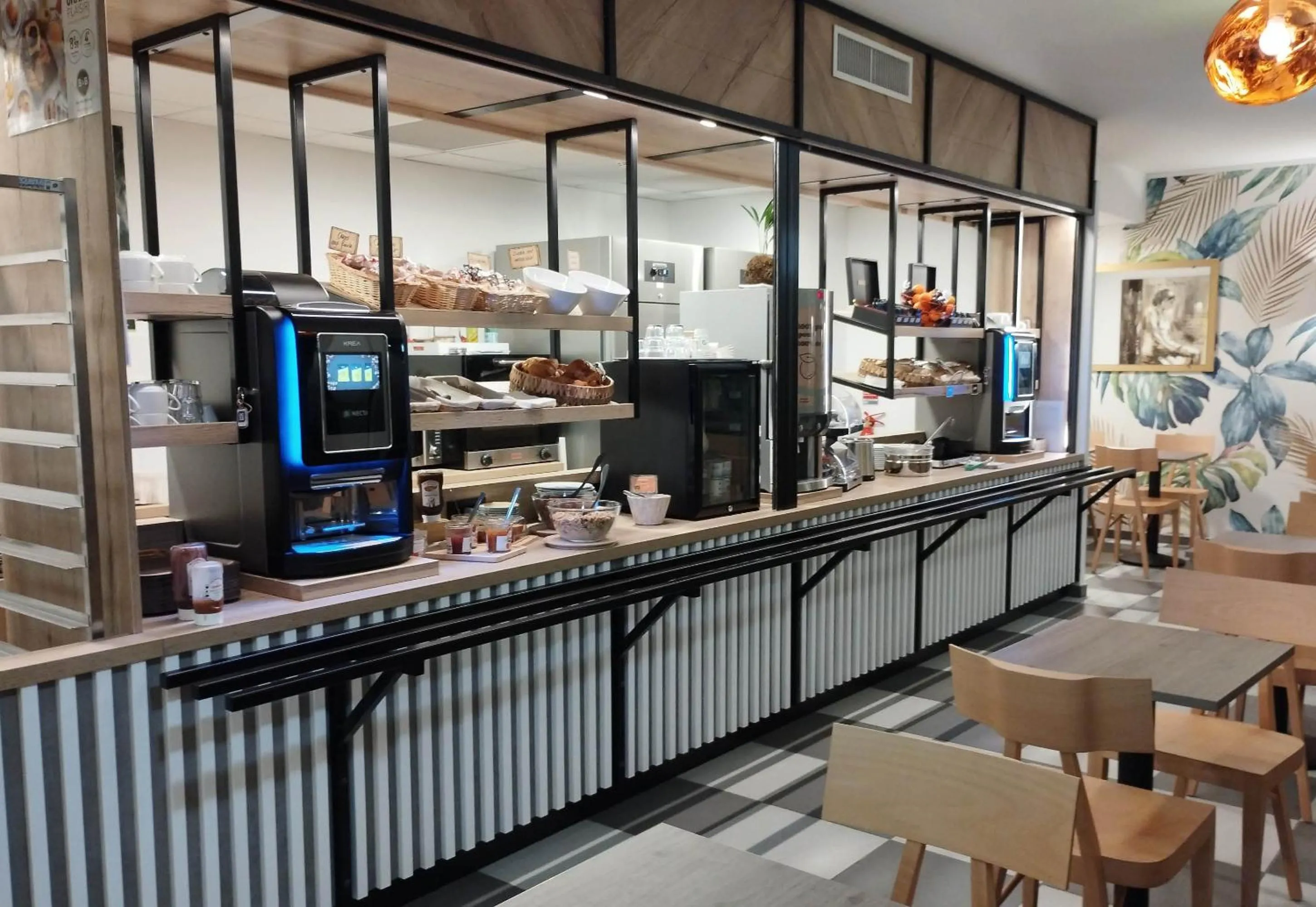 Restaurant/places to eat in B&B HOTEL Agen Castelculier