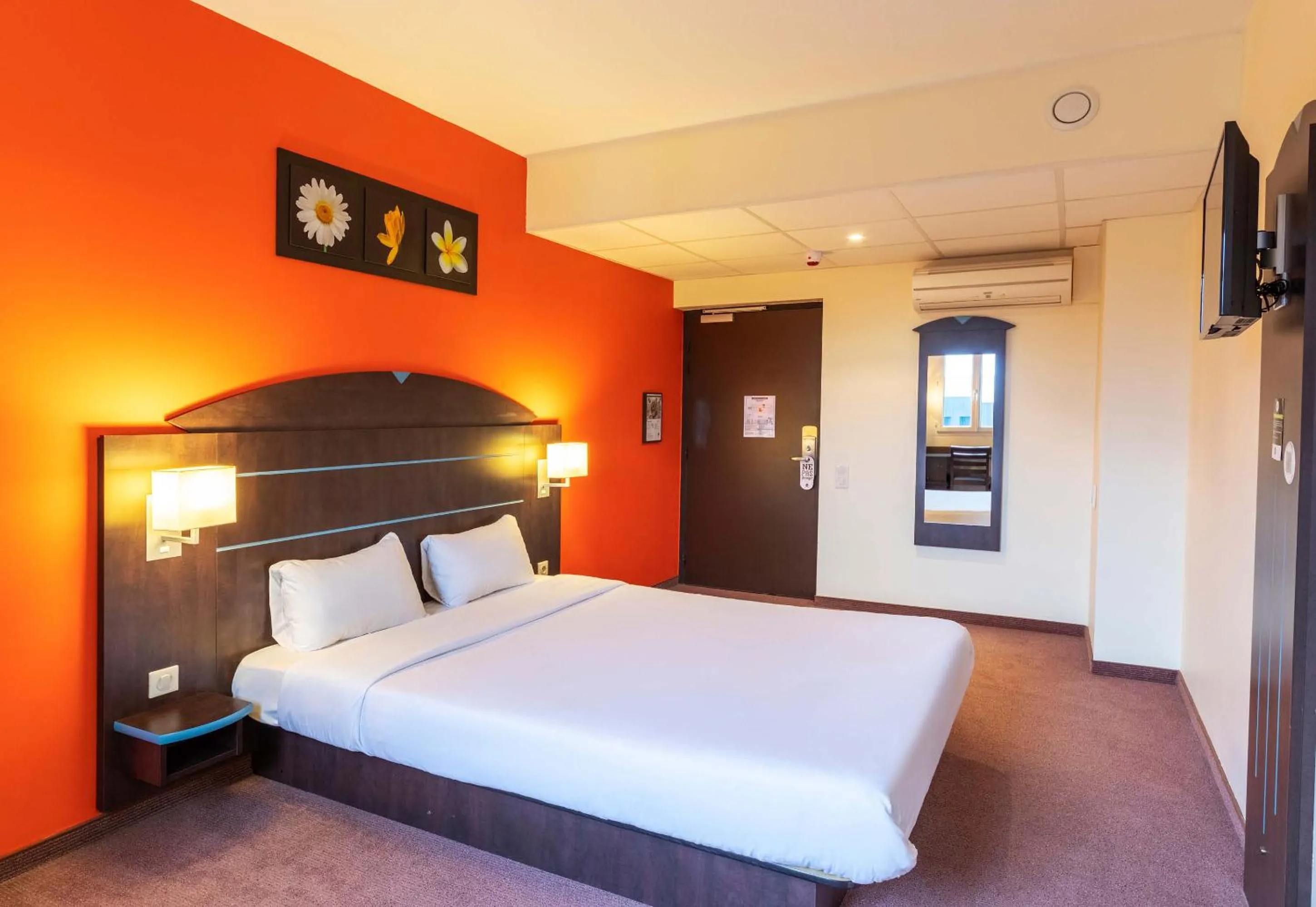 Property building, Bed in B&B HOTEL Agen Castelculier