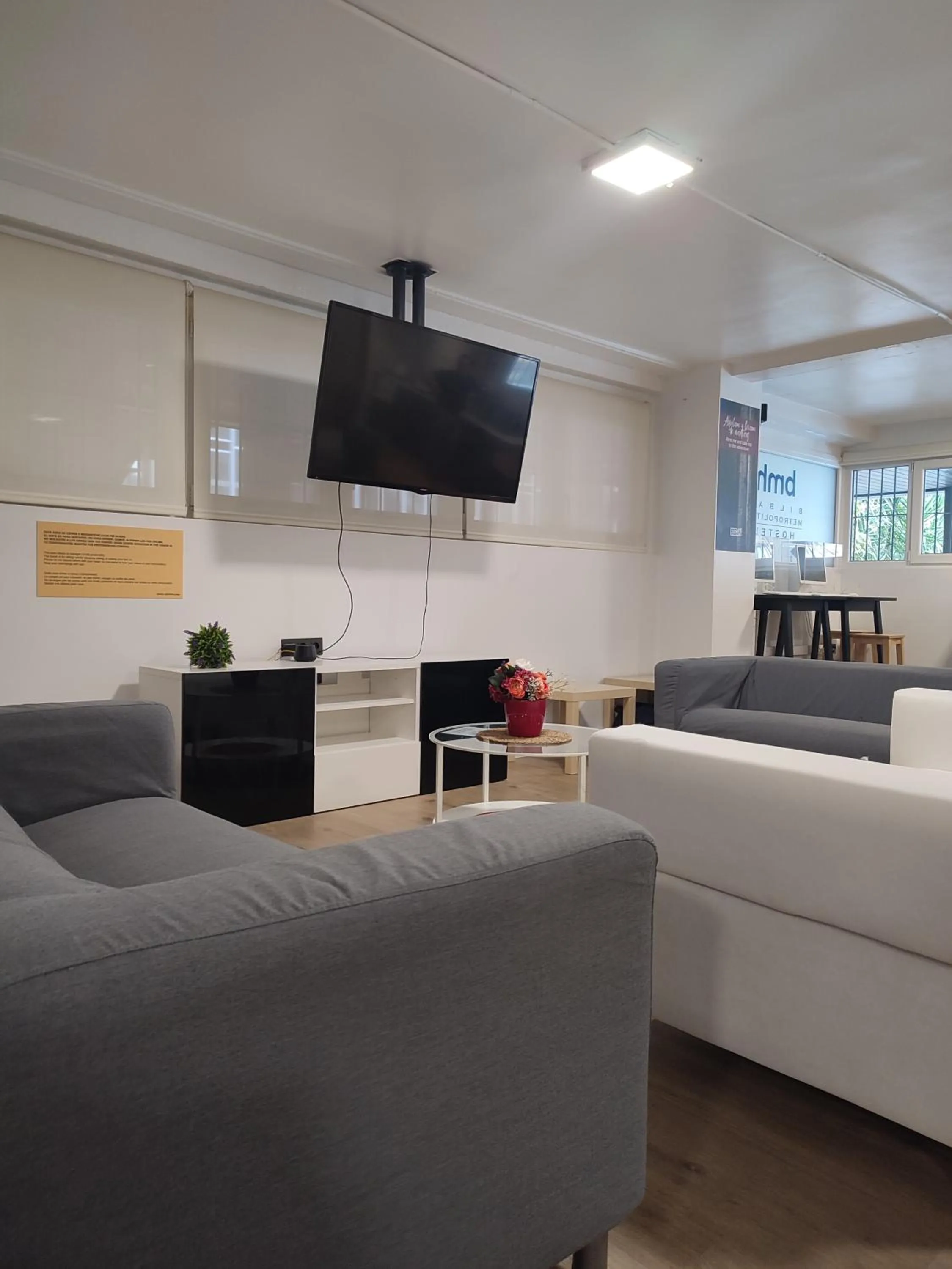 Communal lounge/ TV room in Bilbao Metropolitan Hostel by Bossh! Hotels