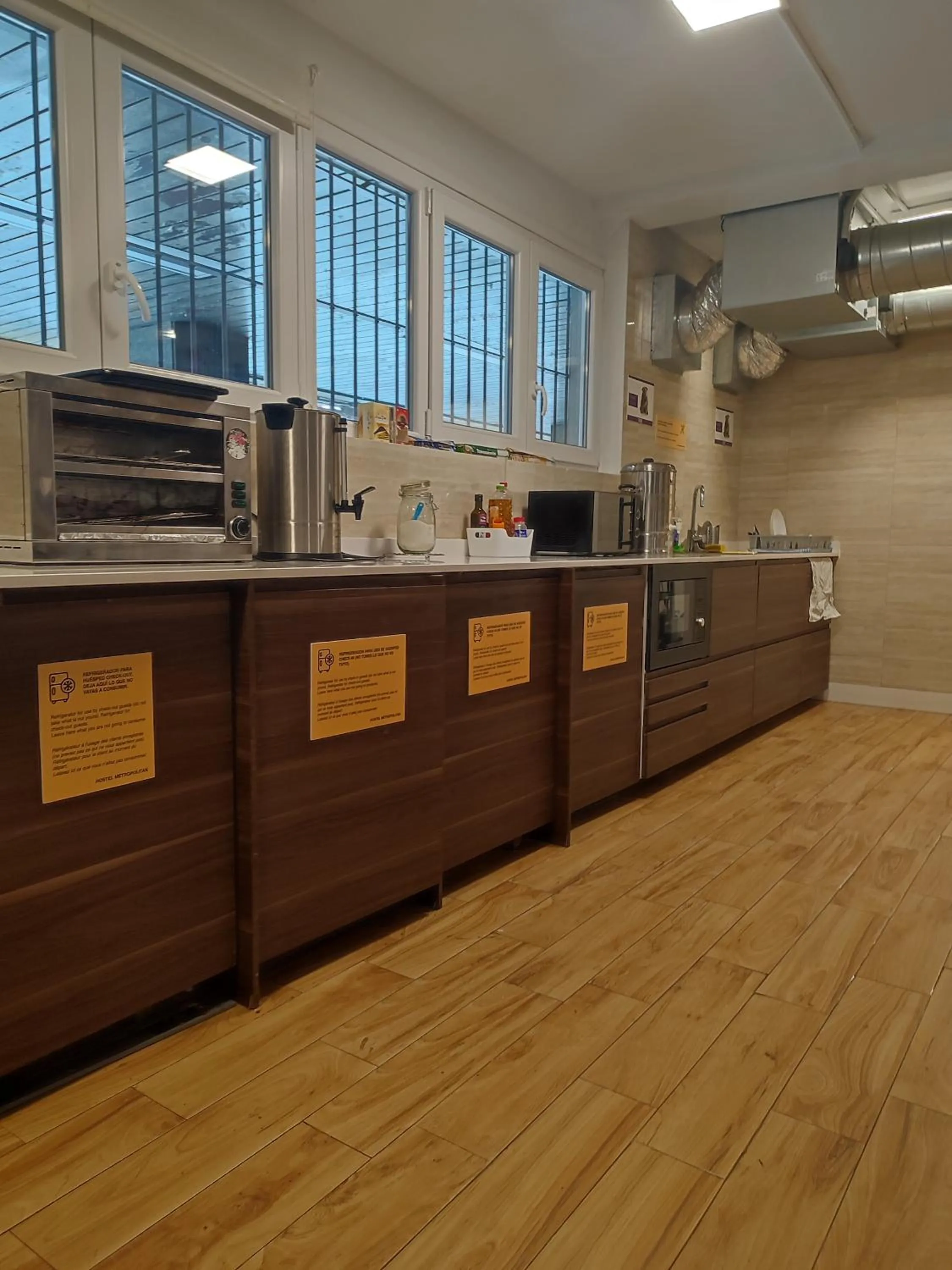Communal kitchen in Bilbao Metropolitan Hostel by Bossh! Hotels