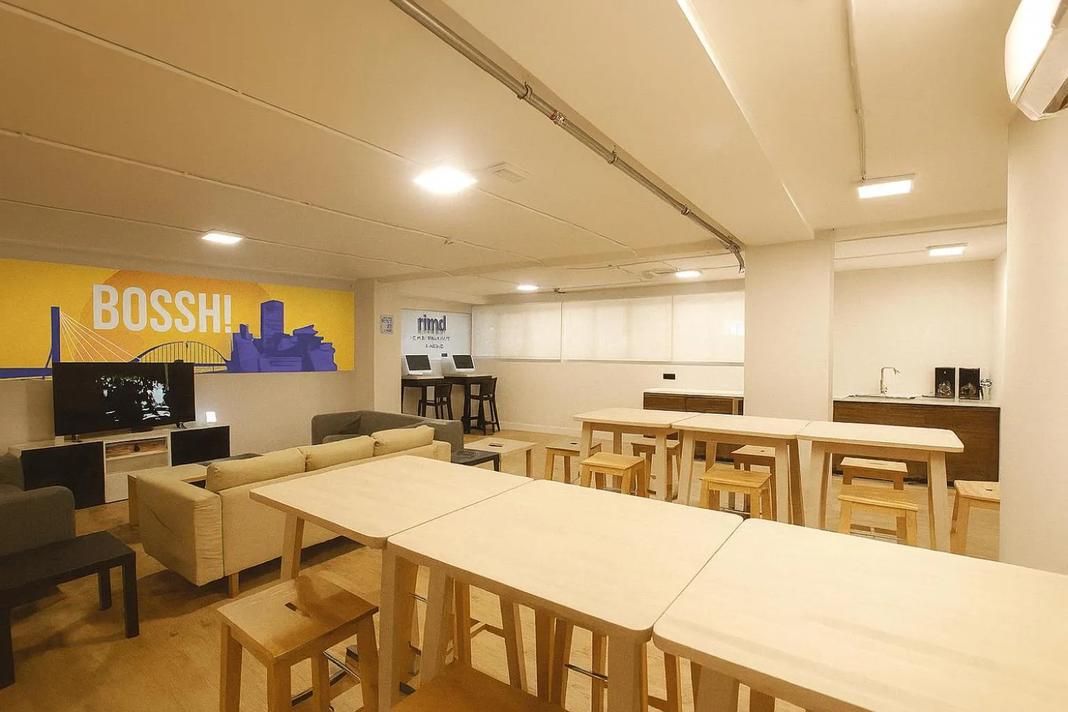 TV and multimedia in Bilbao Metropolitan Hostel by Bossh! Hotels