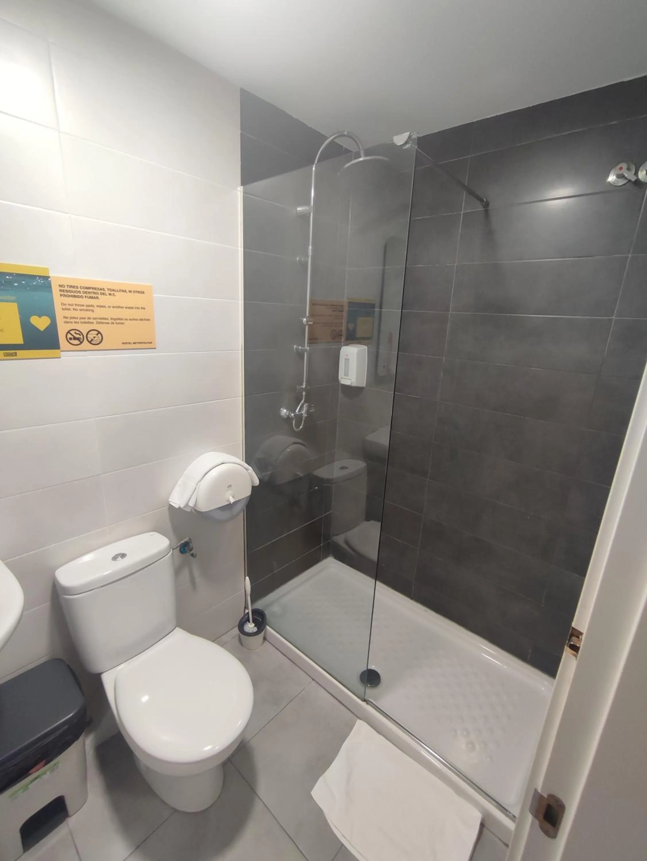 Bathroom in Bilbao Metropolitan Hostel by Bossh! Hotels