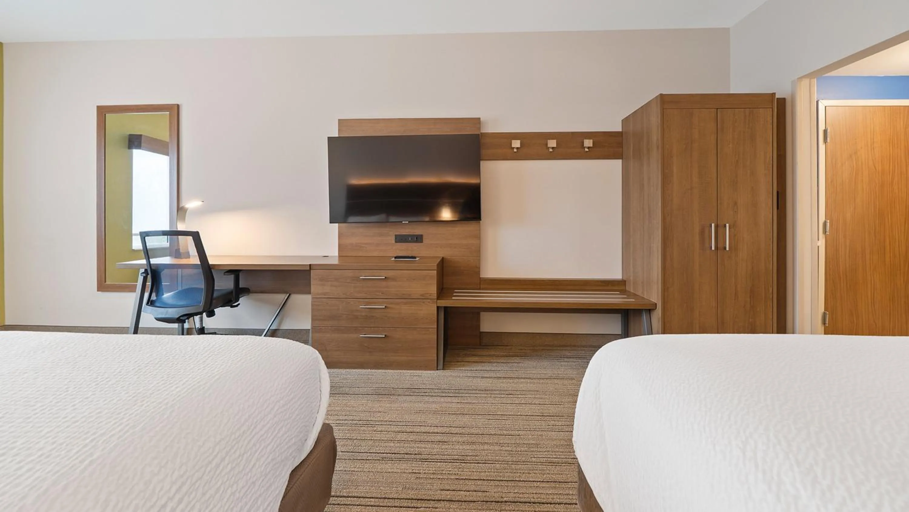 Photo of the whole room, Bed in Holiday Inn Express & Suites Macon North by IHG