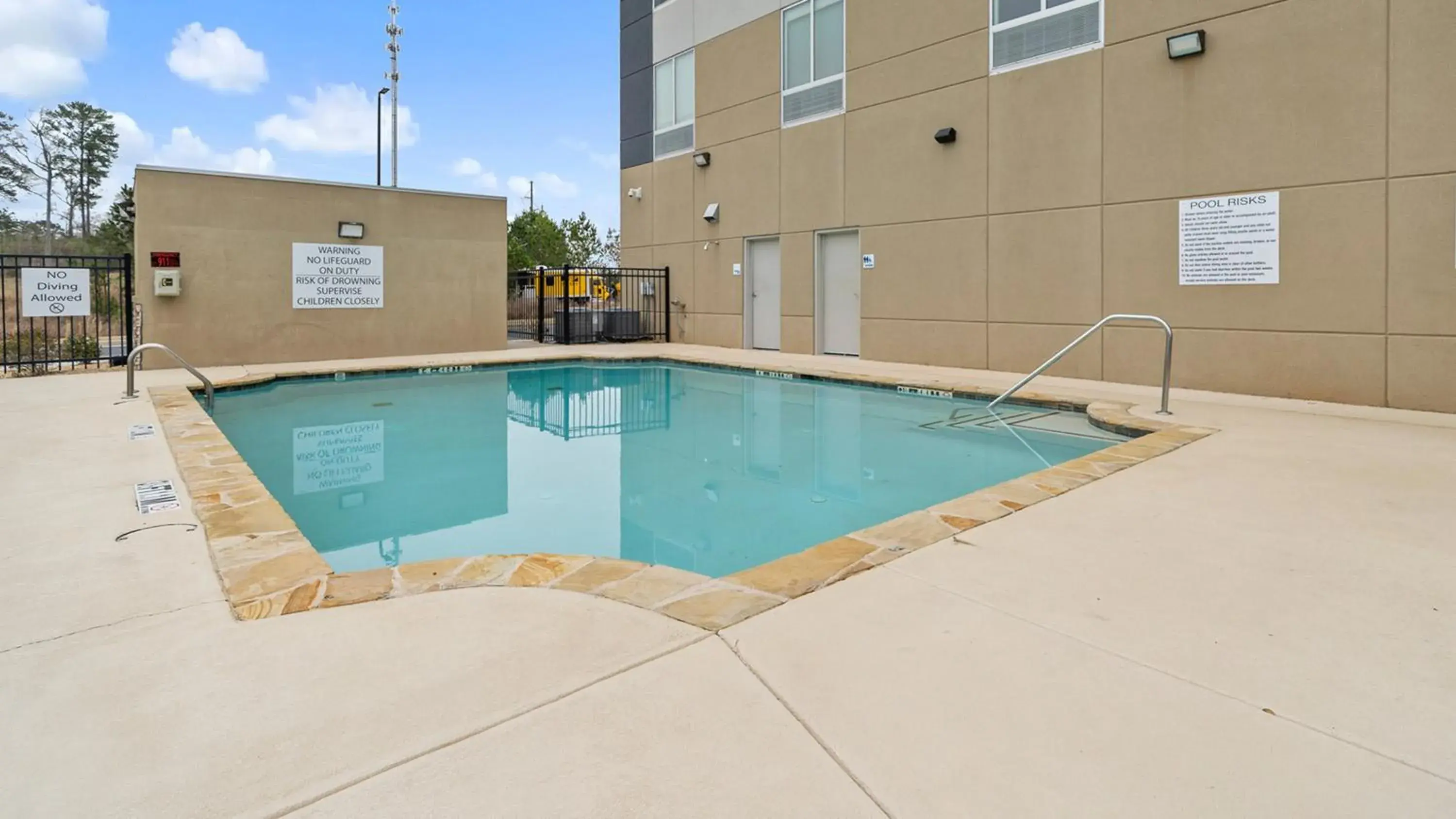 Swimming pool in Holiday Inn Express & Suites Macon North by IHG Swimming pool in Holiday Inn Express & Suites Macon North by IHG