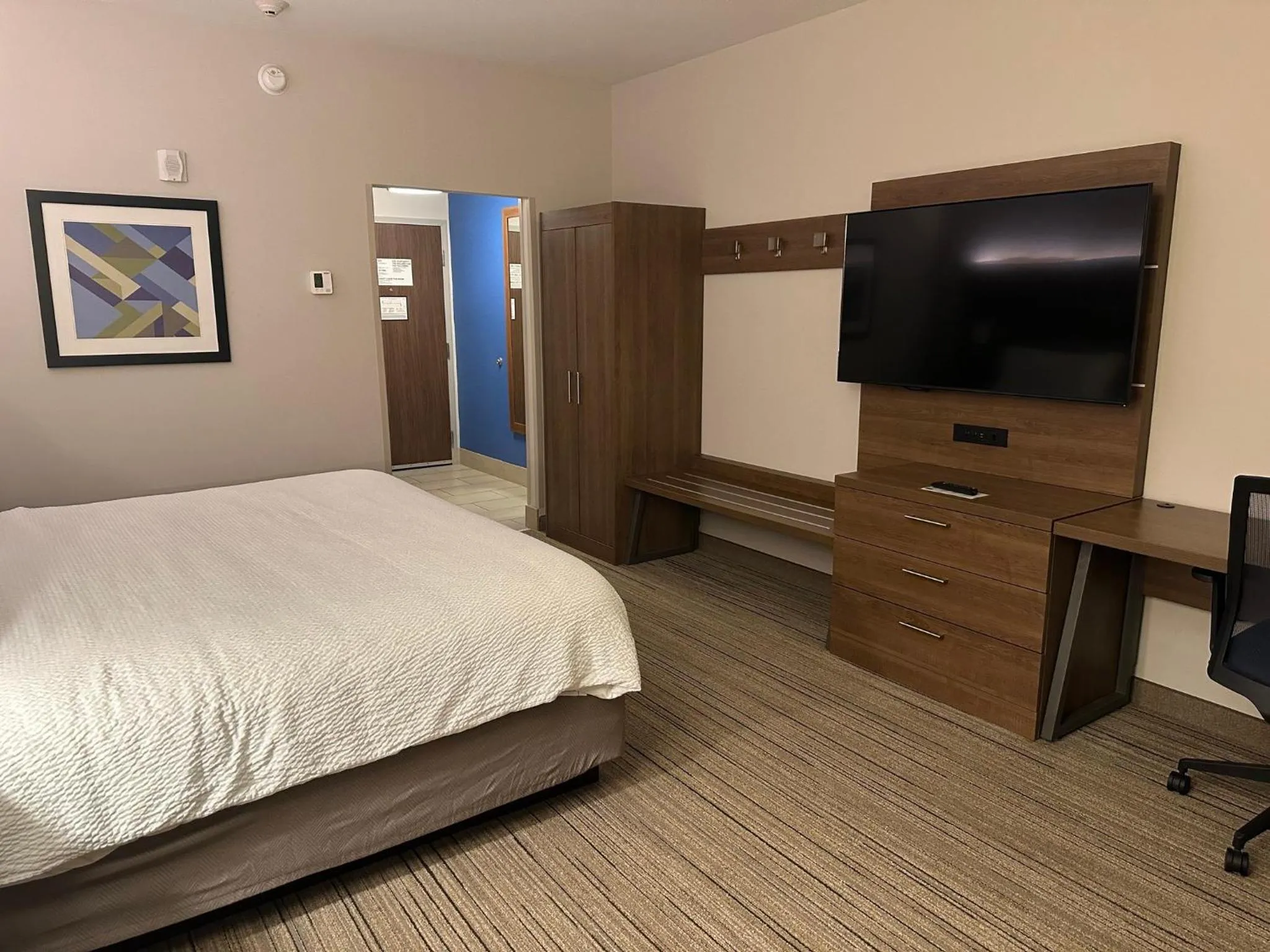 Photo of the whole room, Bed in Holiday Inn Express & Suites Macon North by IHG