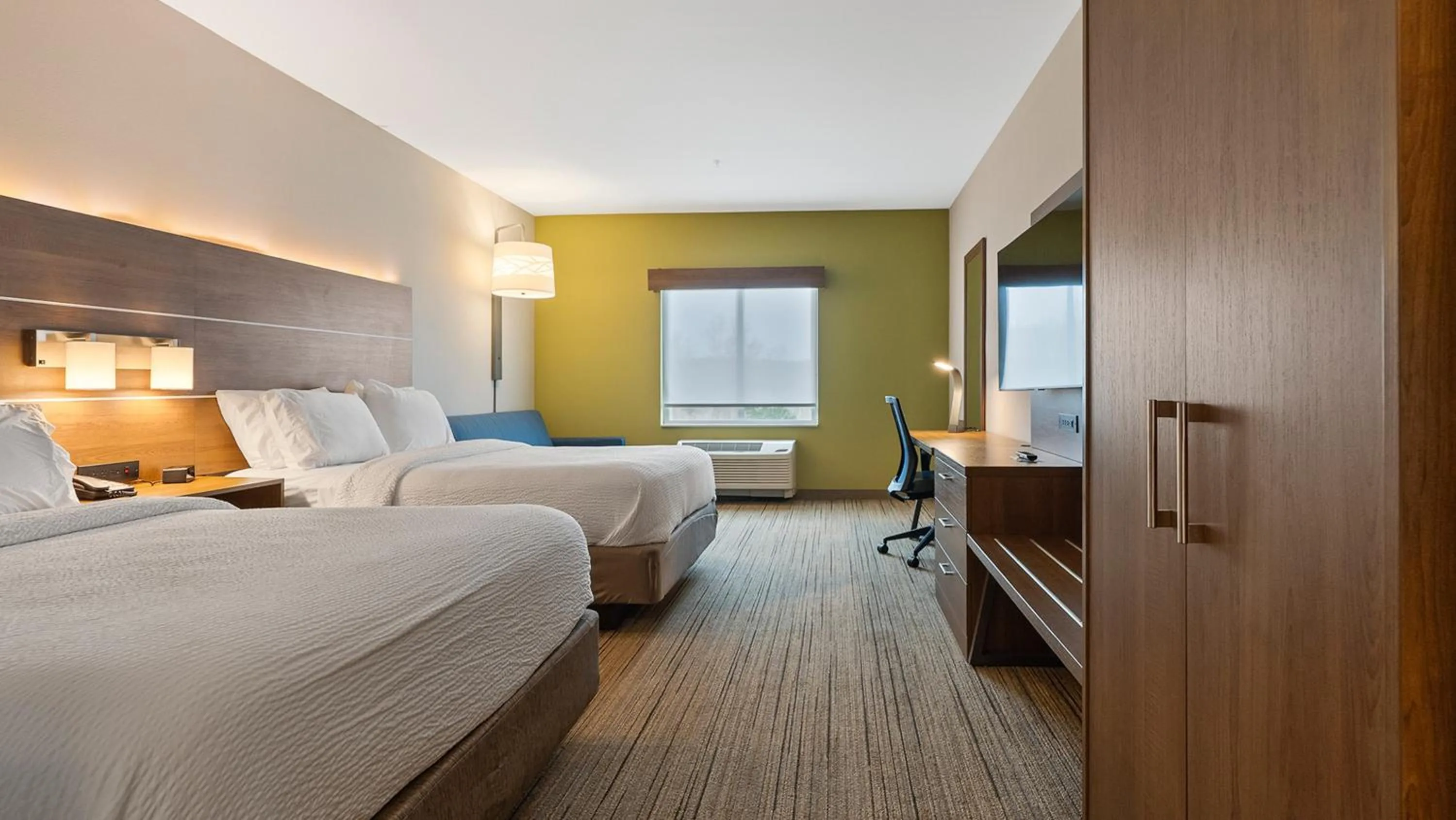 Photo of the whole room, Bed in Holiday Inn Express & Suites Macon North by IHG