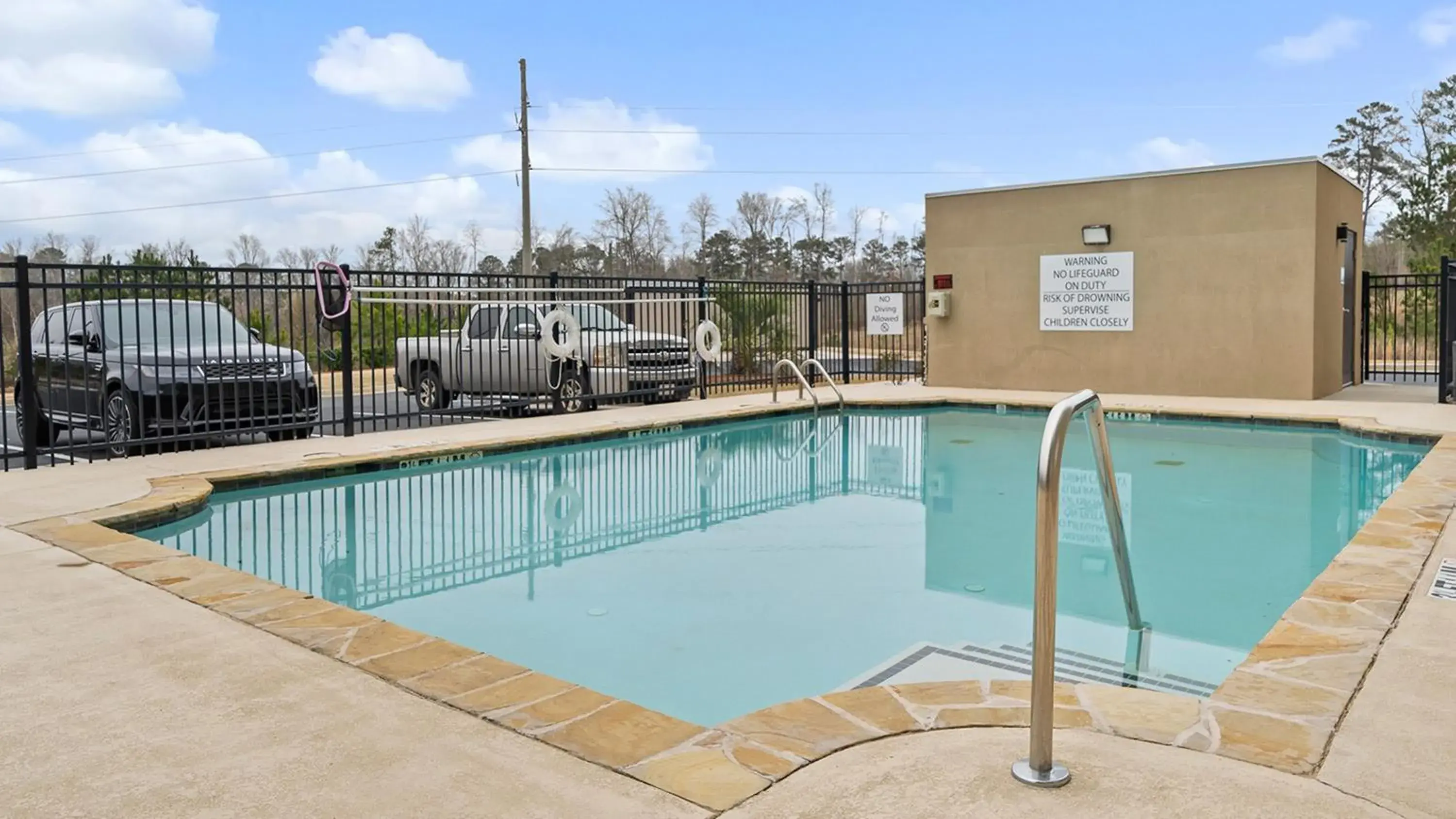Swimming pool in Holiday Inn Express & Suites Macon North by IHG Swimming pool in Holiday Inn Express & Suites Macon North by IHG