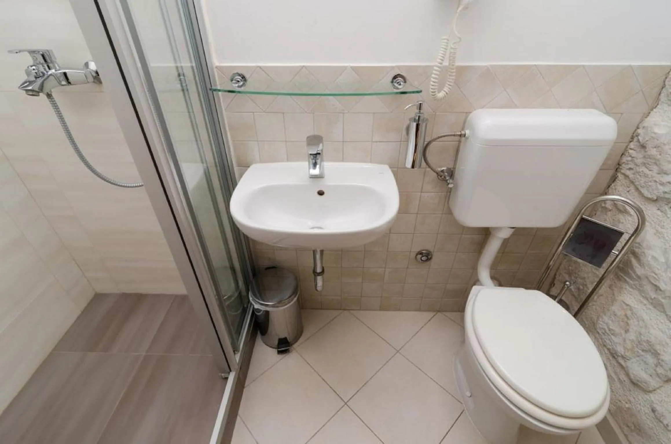 Bathroom in Eddie's Sea View Rooms Old Town