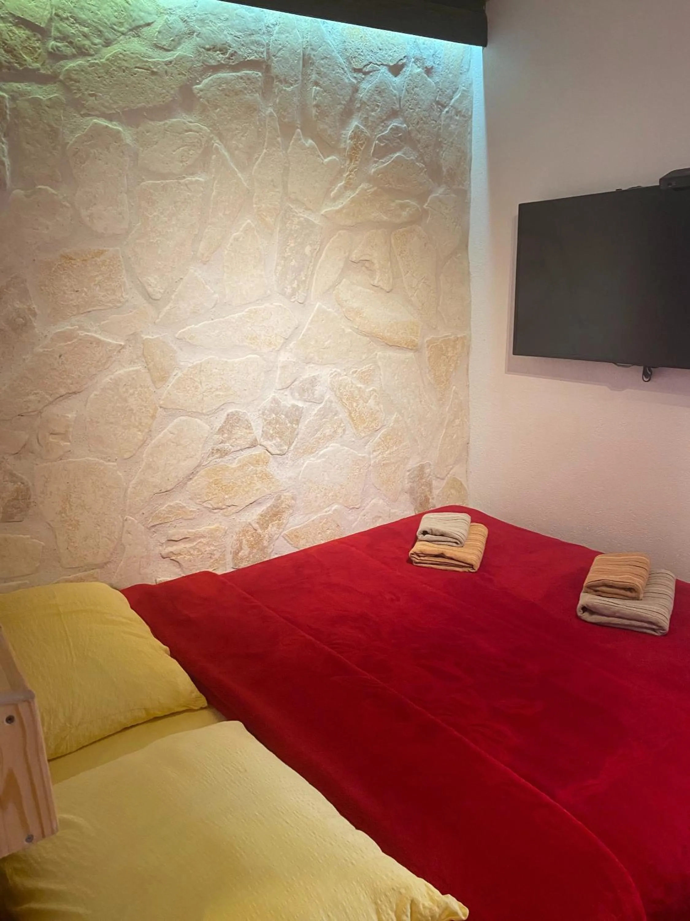 Bedroom, Bed in Eddie's Sea View Rooms Old Town