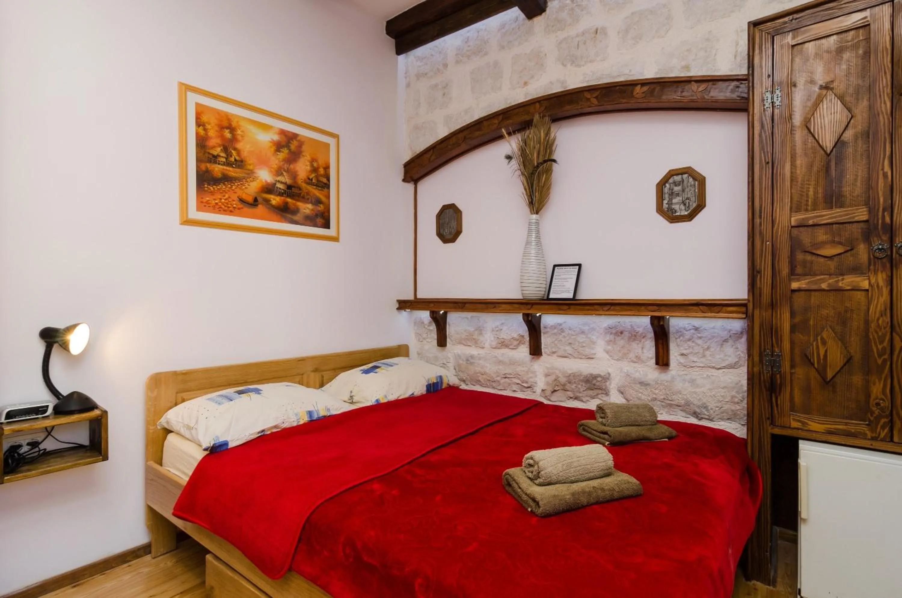 Bed in Eddie's Sea View Rooms Old Town