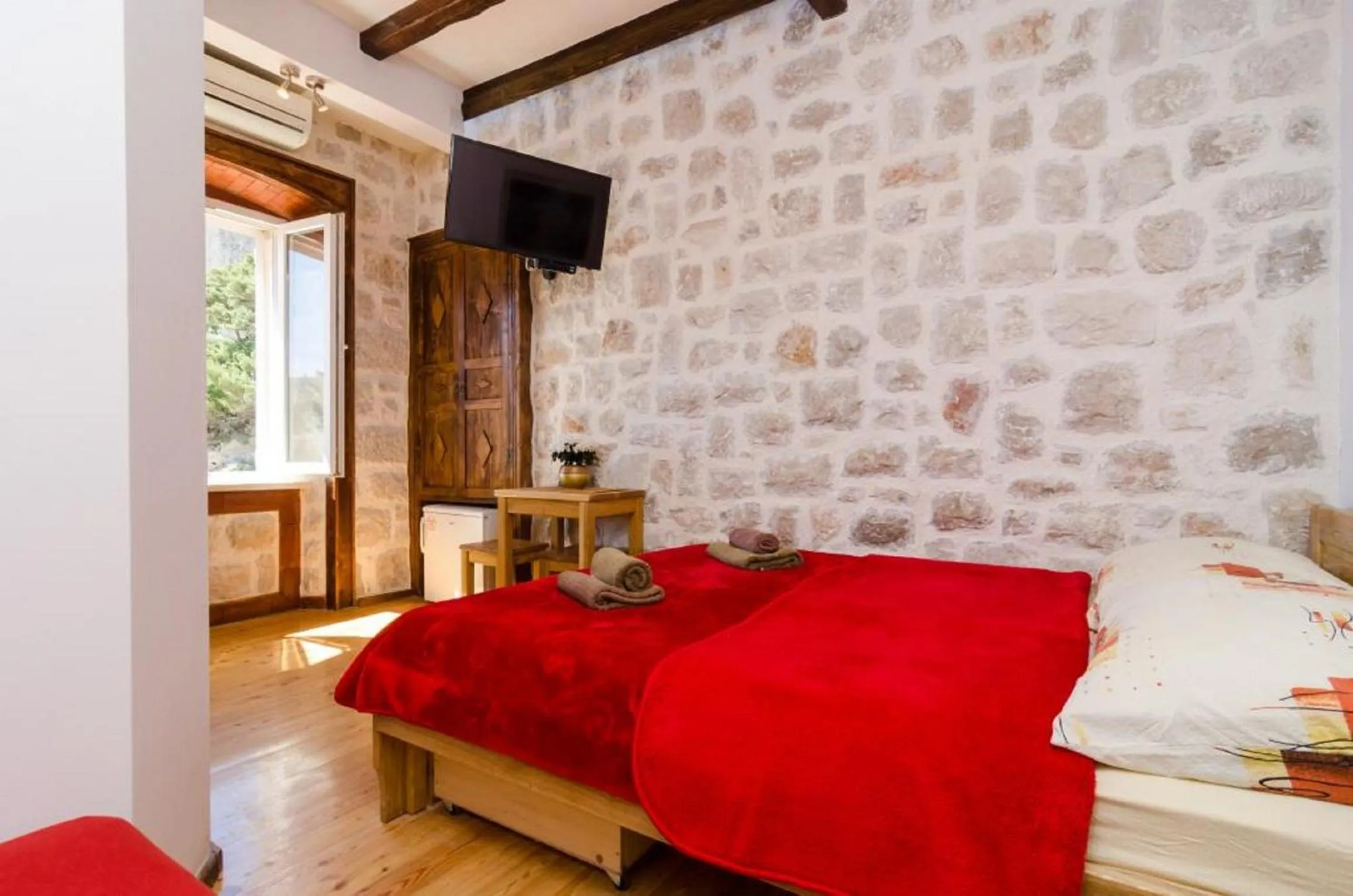 Bedroom, Bed in Eddie's Sea View Rooms Old Town