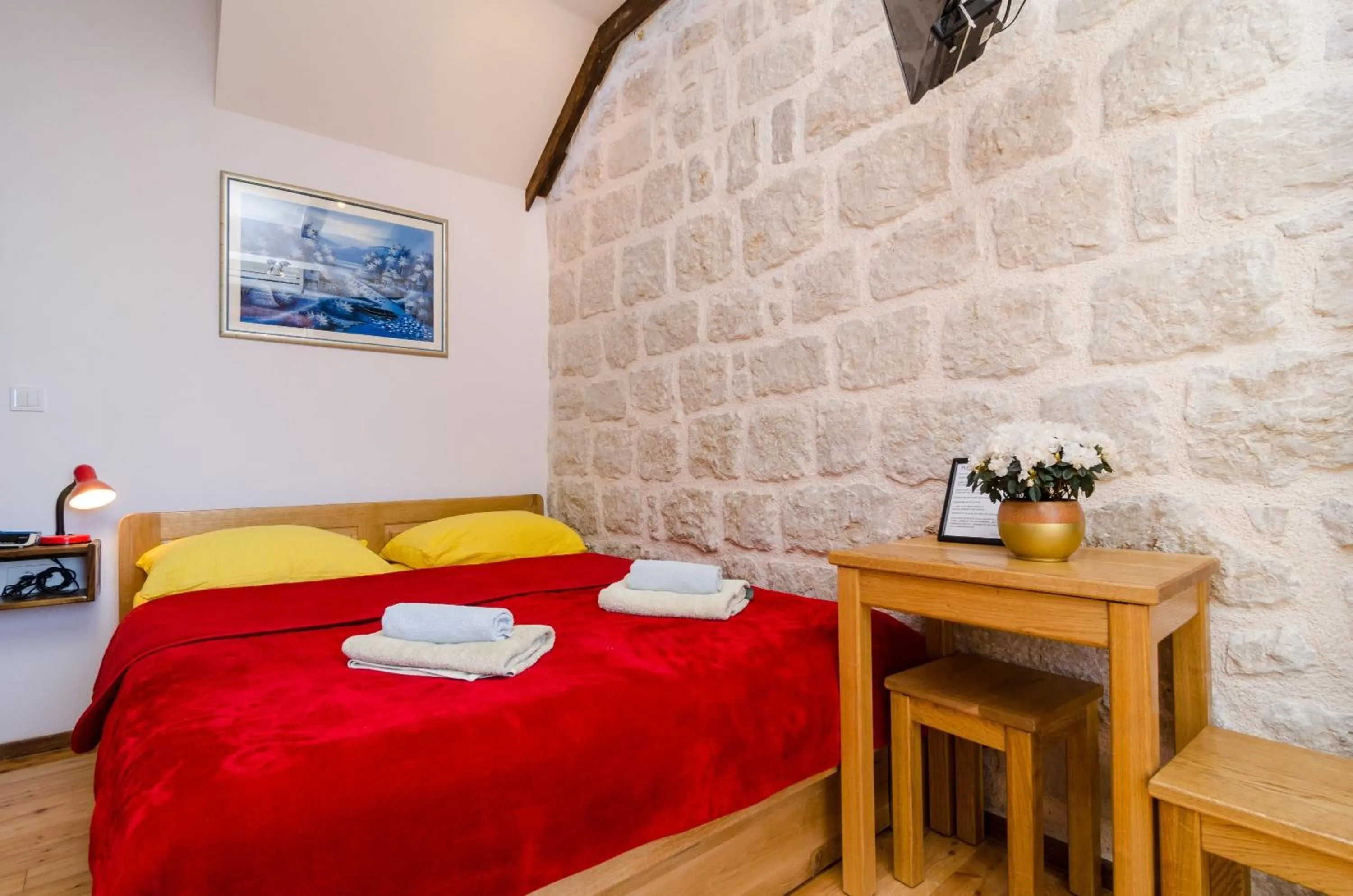 Bed in Eddie's Sea View Rooms Old Town