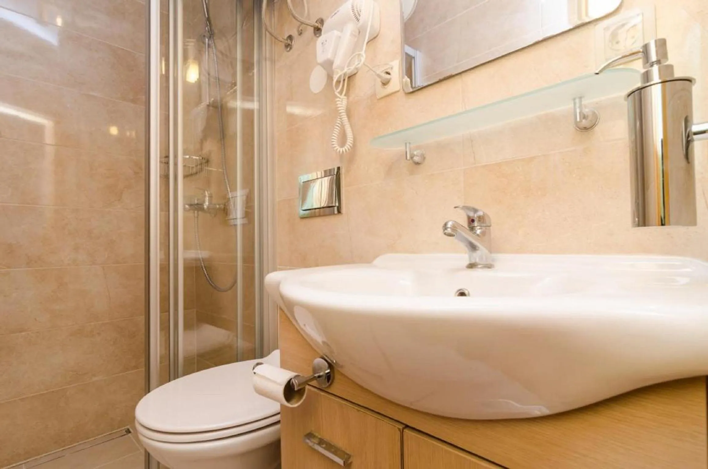 Bathroom in Eddie's Sea View Rooms Old Town