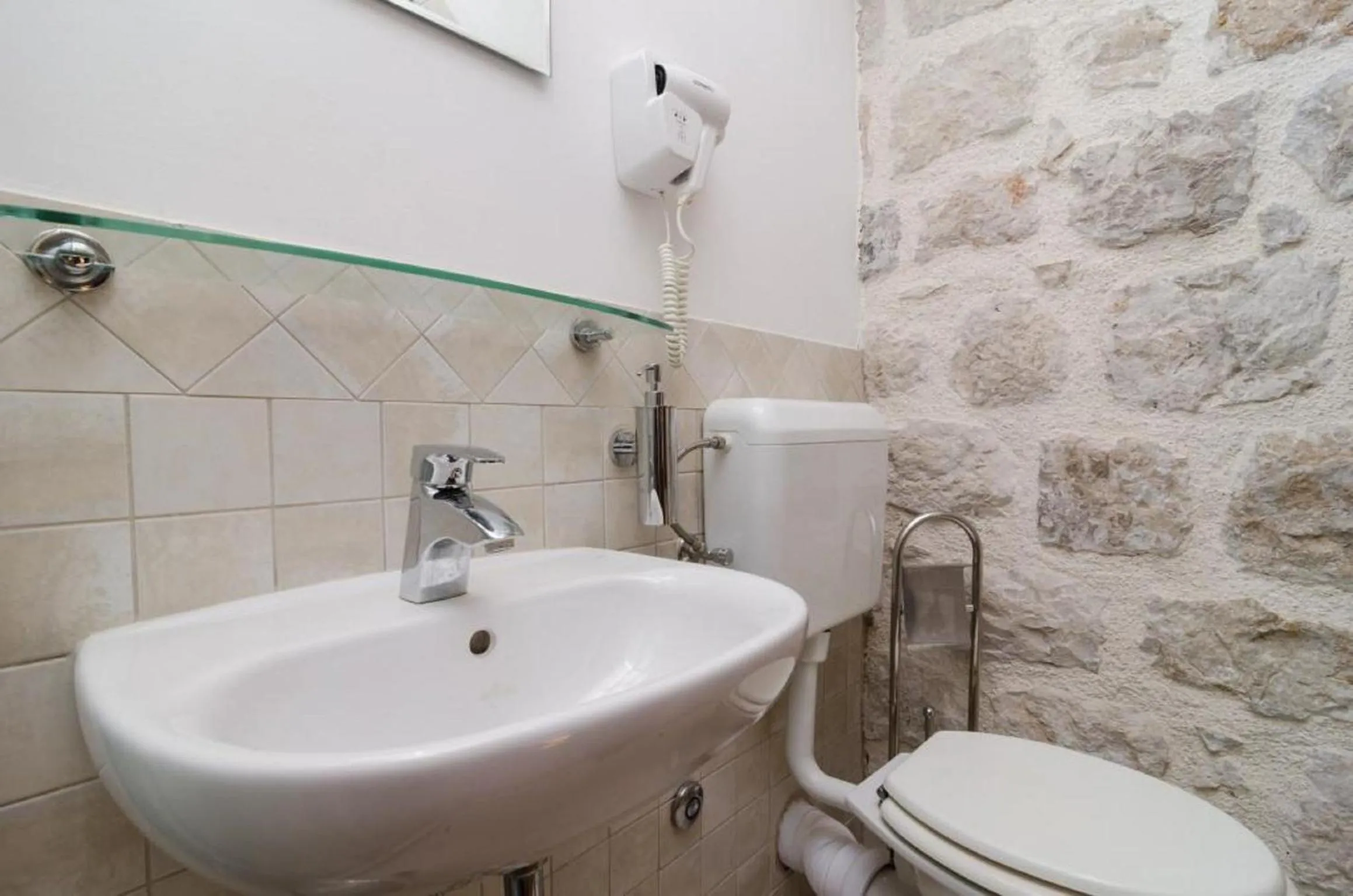 Bathroom in Eddie's Sea View Rooms Old Town