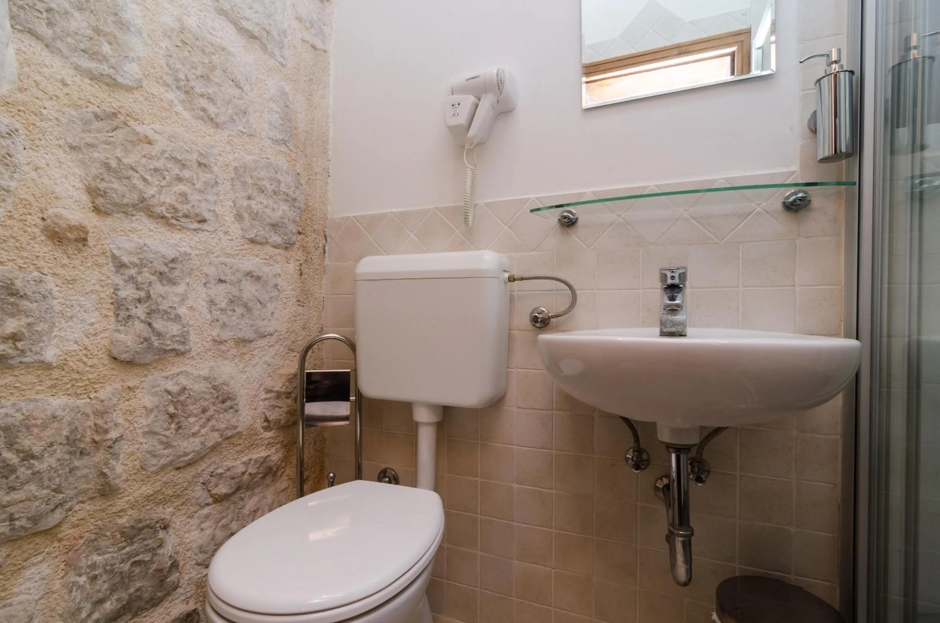 Bathroom in Eddie's Sea View Rooms Old Town