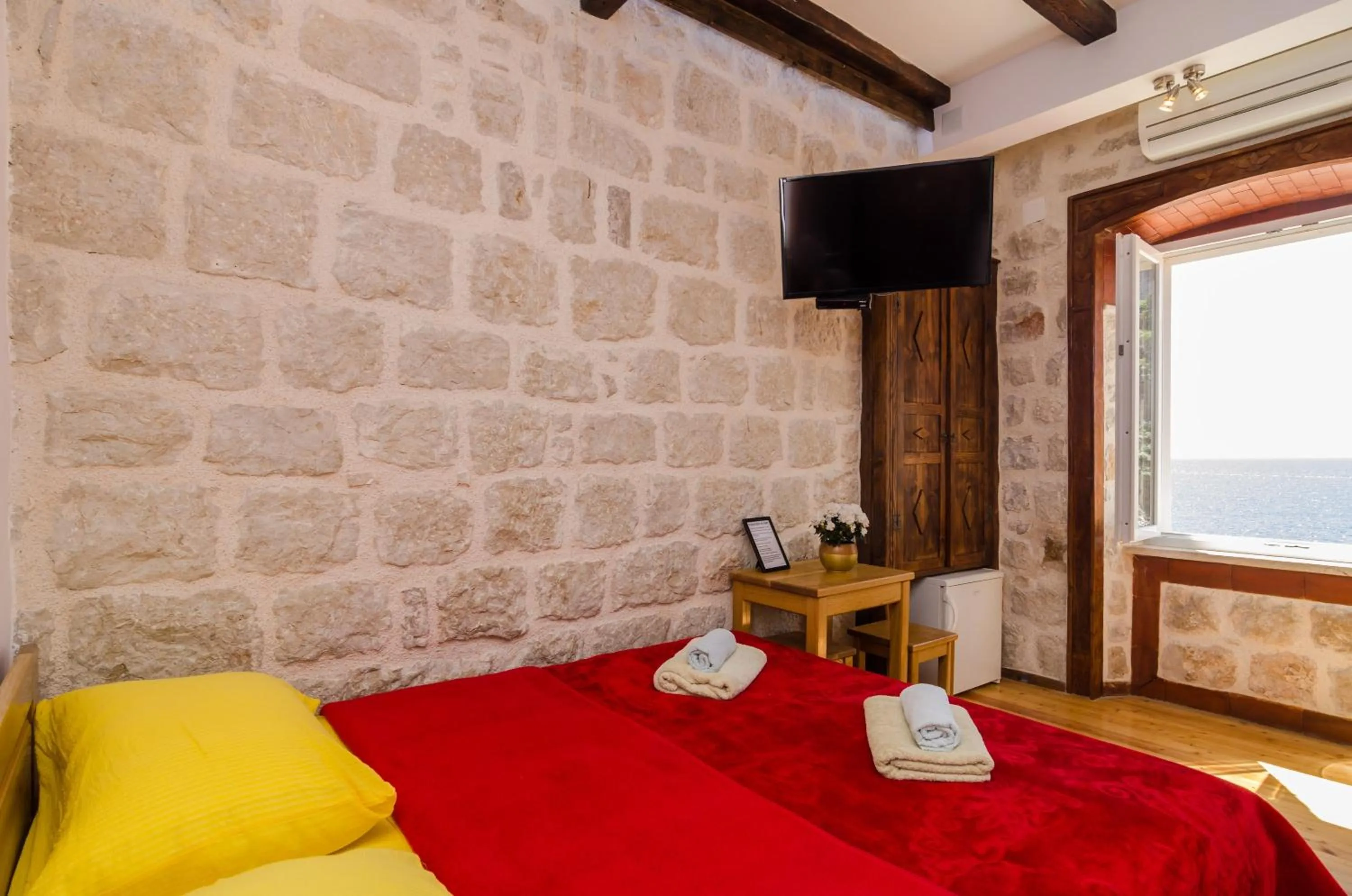 TV and multimedia, Bed in Eddie's Sea View Rooms Old Town