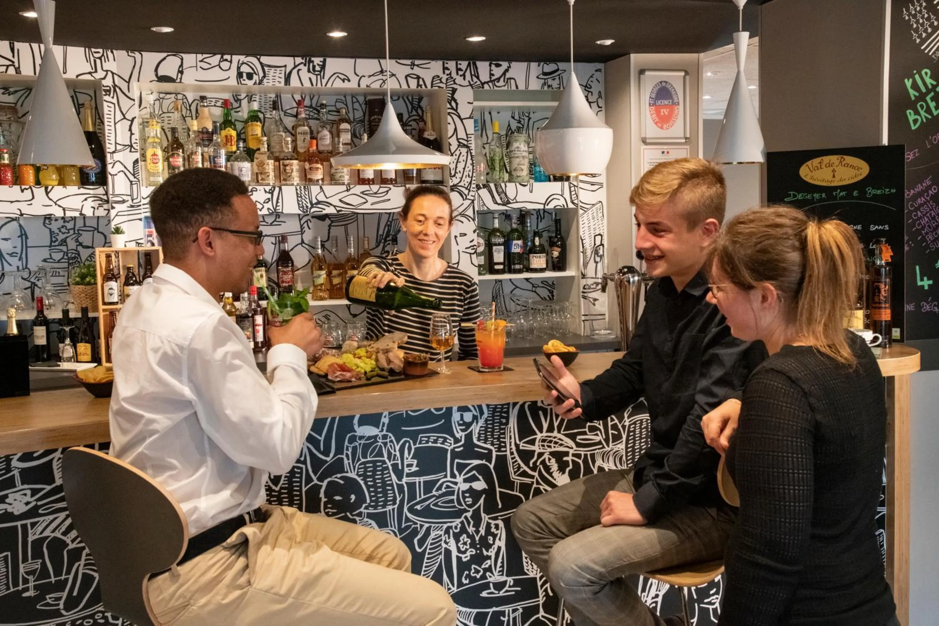 Lounge or bar in ibis Pontorson Baie Du Mont Saint Michel