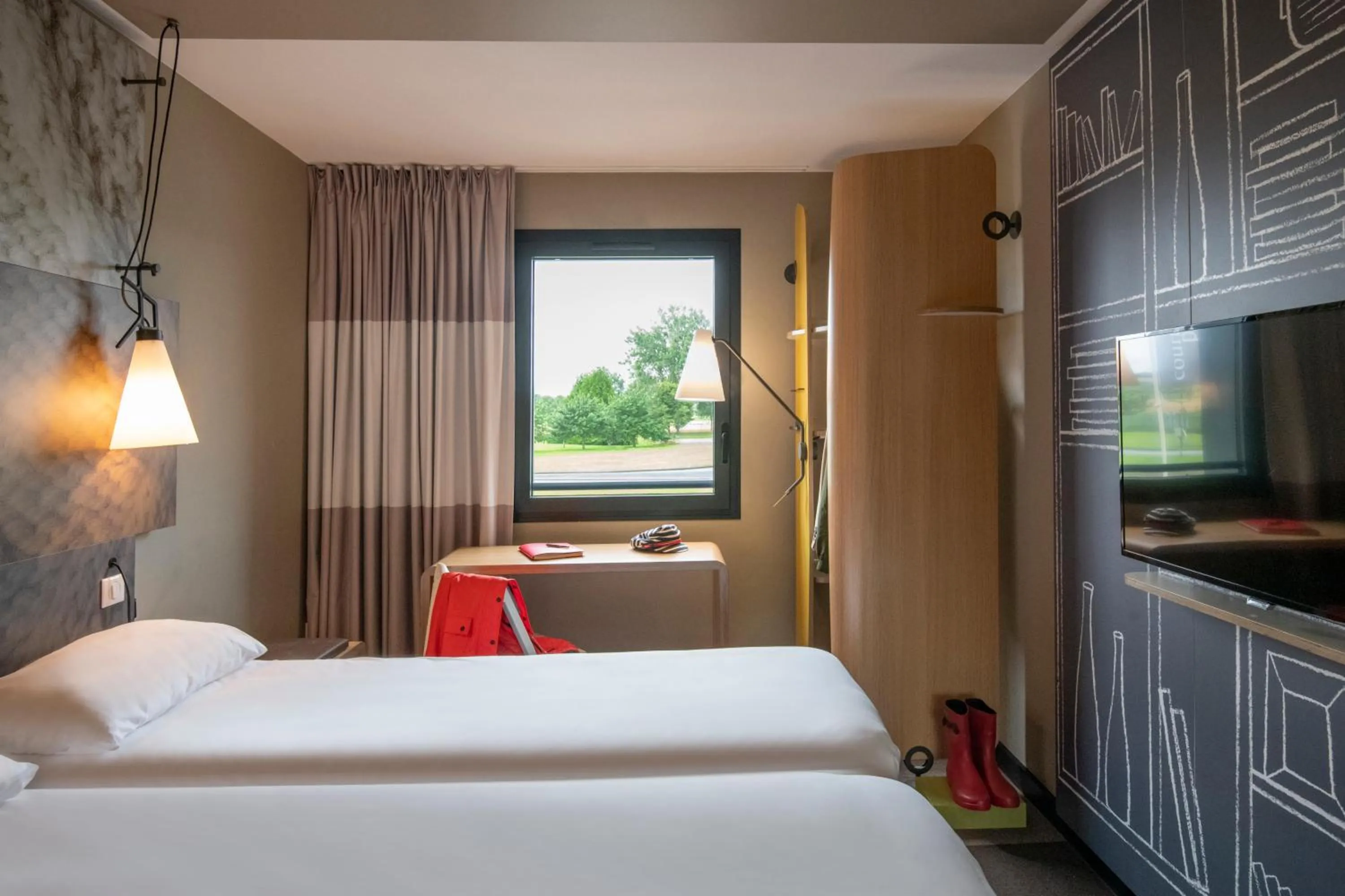 Photo of the whole room, Bed in ibis Pontorson Baie Du Mont Saint Michel