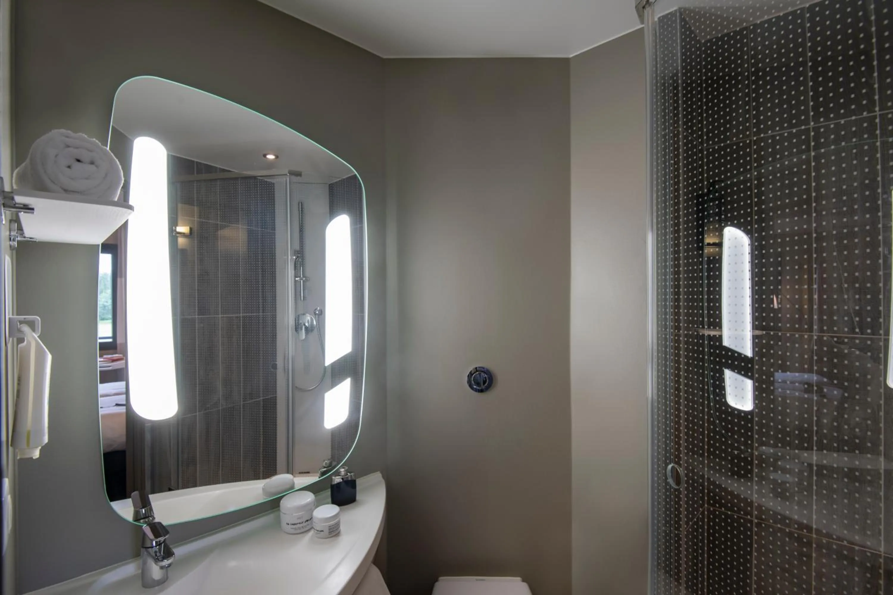 Toilet in ibis Pontorson Baie Du Mont Saint Michel