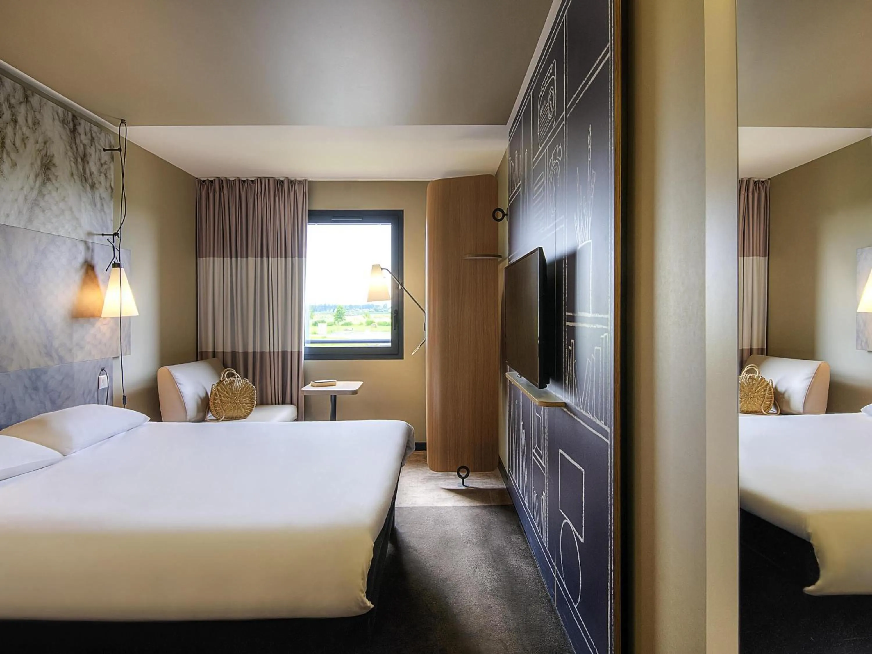 Bedroom, Bed in ibis Pontorson Baie Du Mont Saint Michel