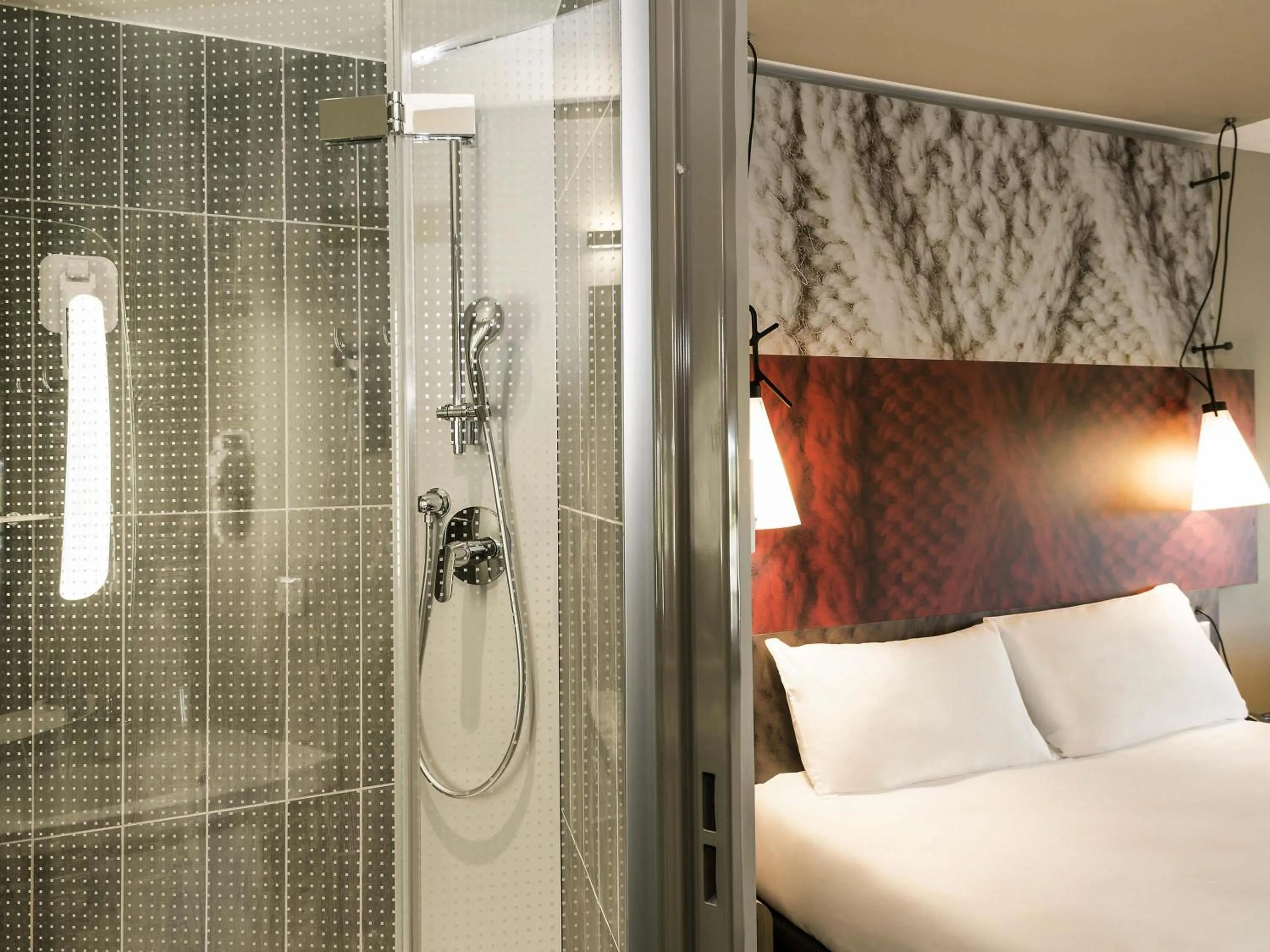 Bedroom, Bed in ibis Pontorson Baie Du Mont Saint Michel