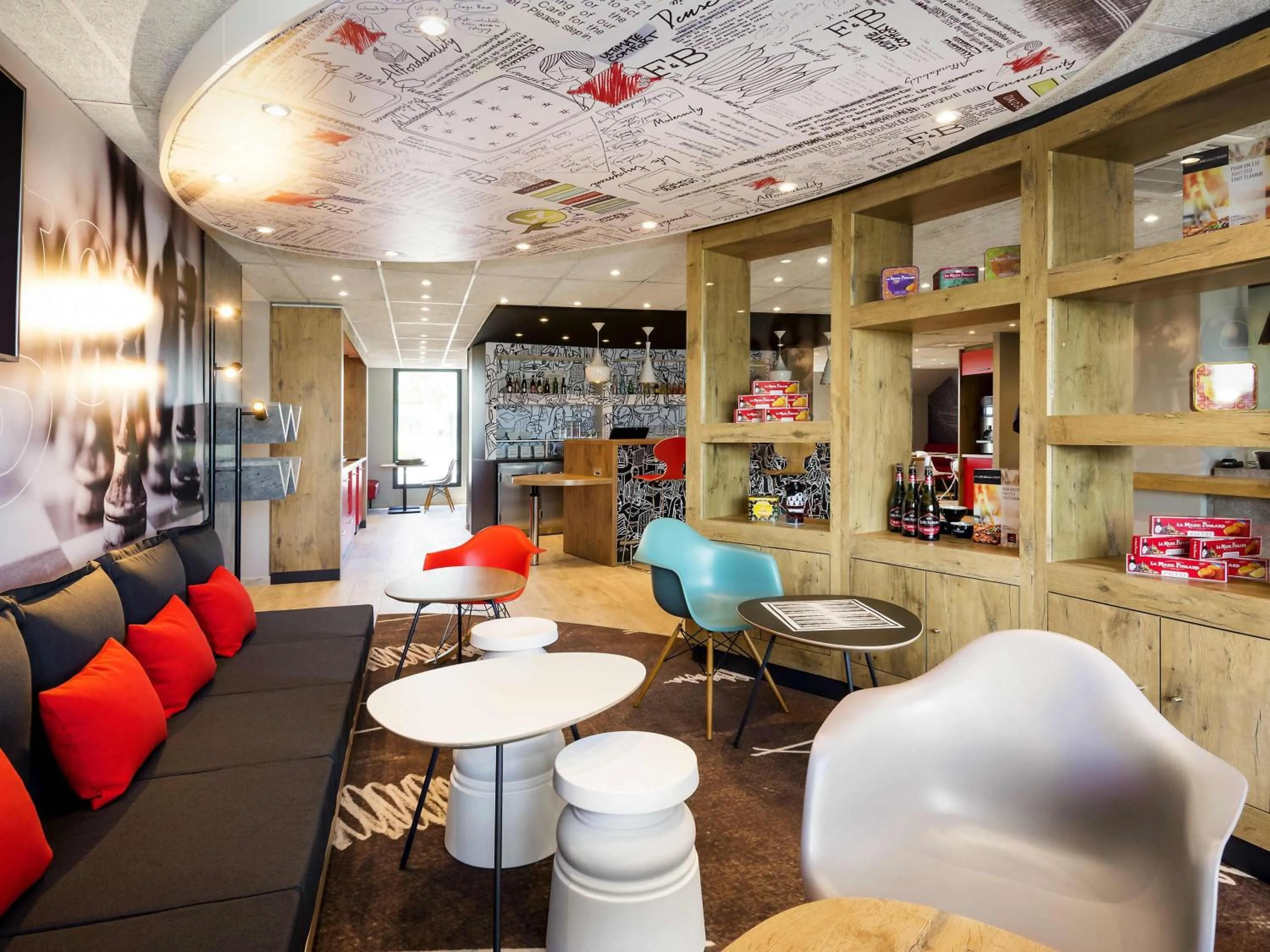 Lounge or bar in ibis Pontorson Baie Du Mont Saint Michel