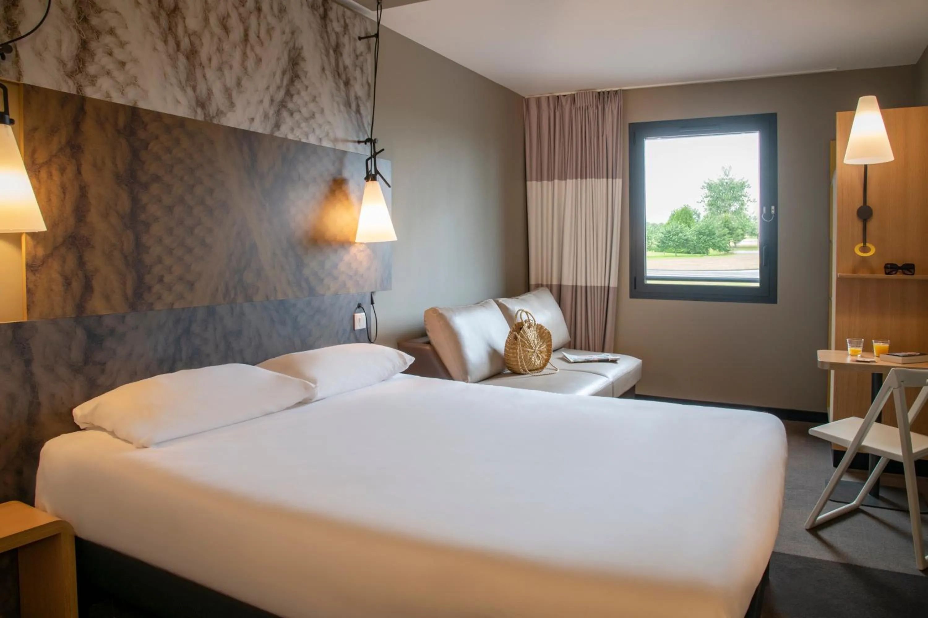 Bedroom, Bed in ibis Pontorson Baie Du Mont Saint Michel