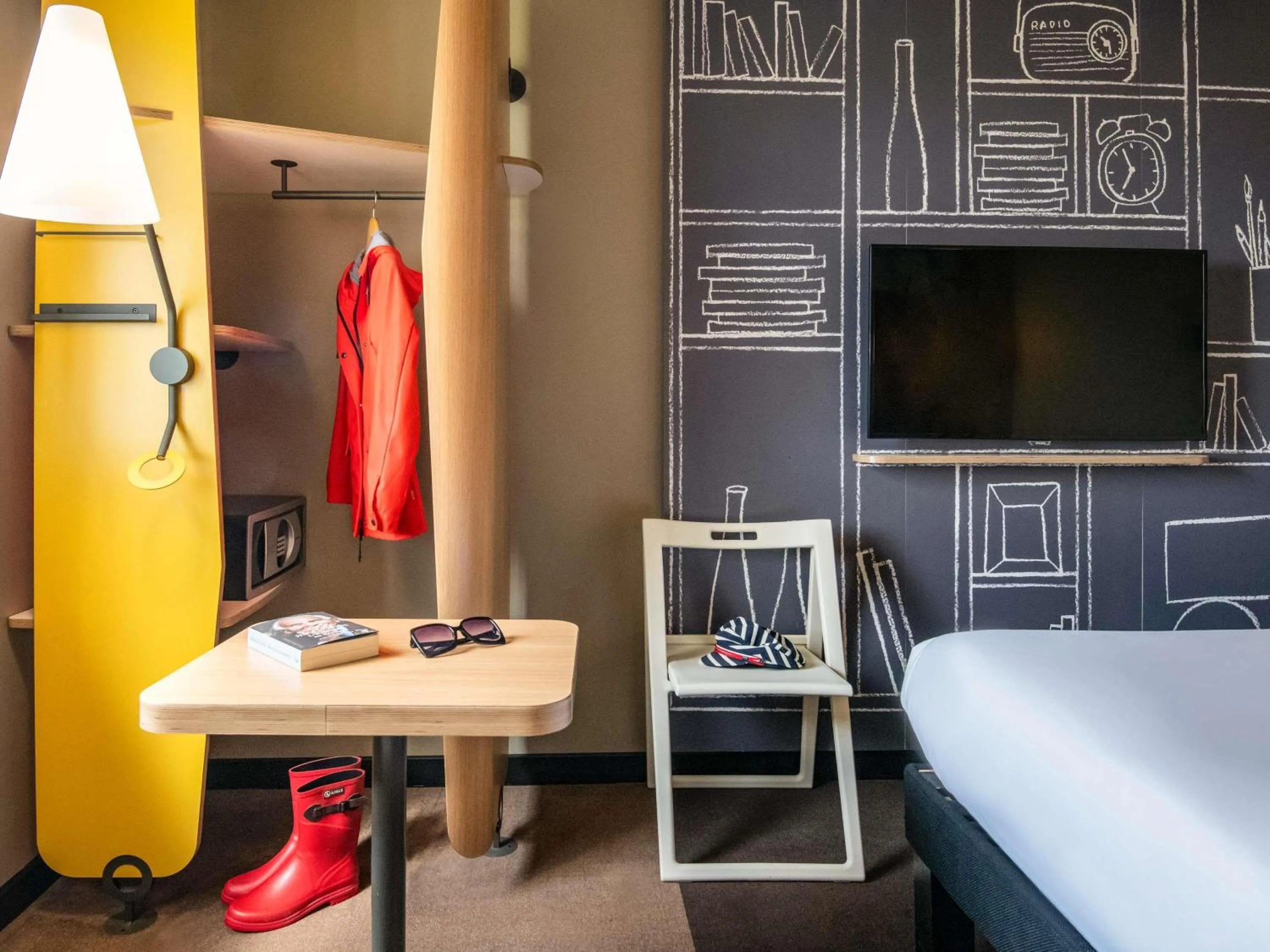 Bedroom, Bed in ibis Pontorson Baie Du Mont Saint Michel