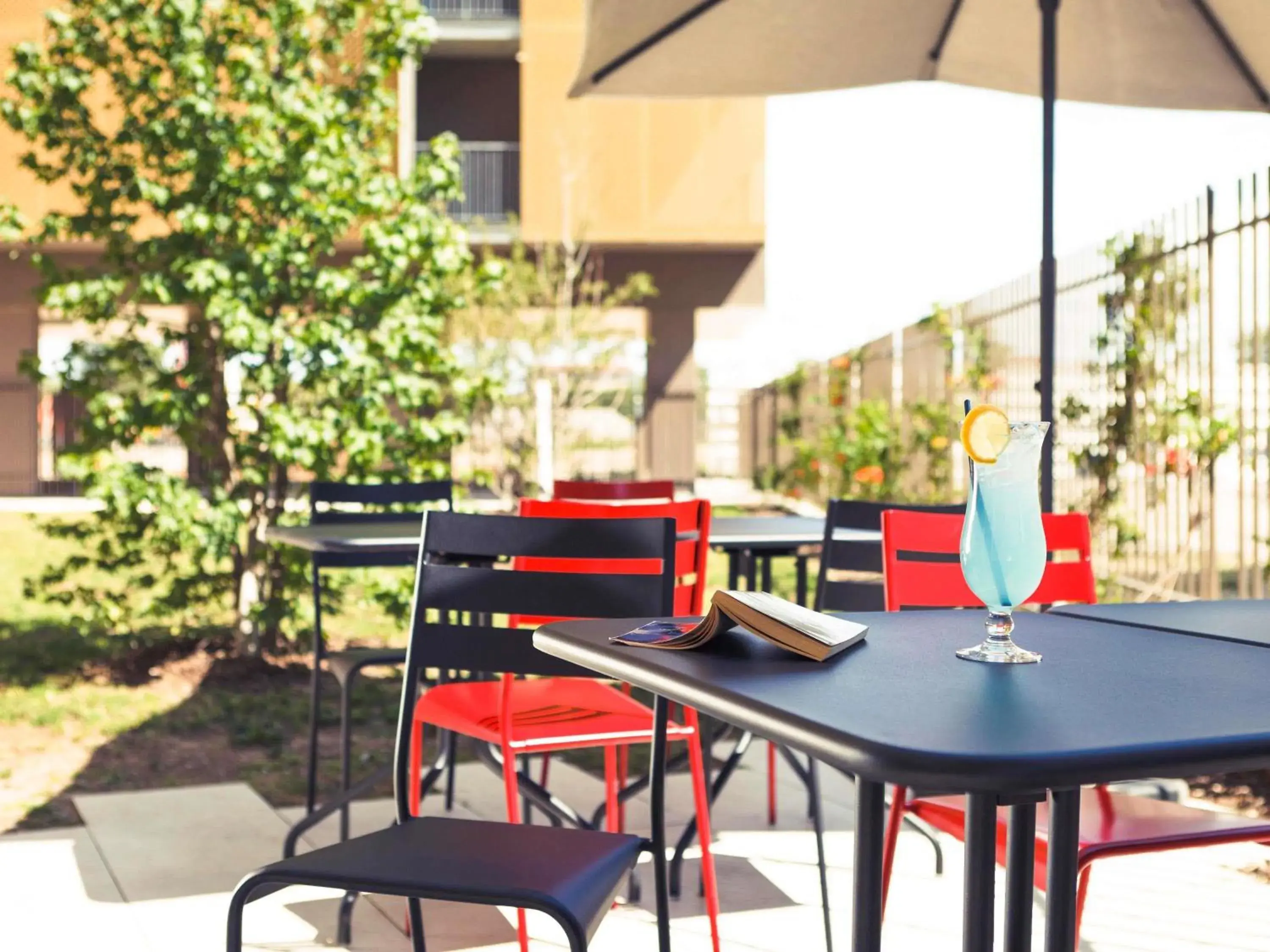 Lounge or bar in ibis Lyon Carre De Soie Lounge or bar in ibis Lyon Carre De Soie