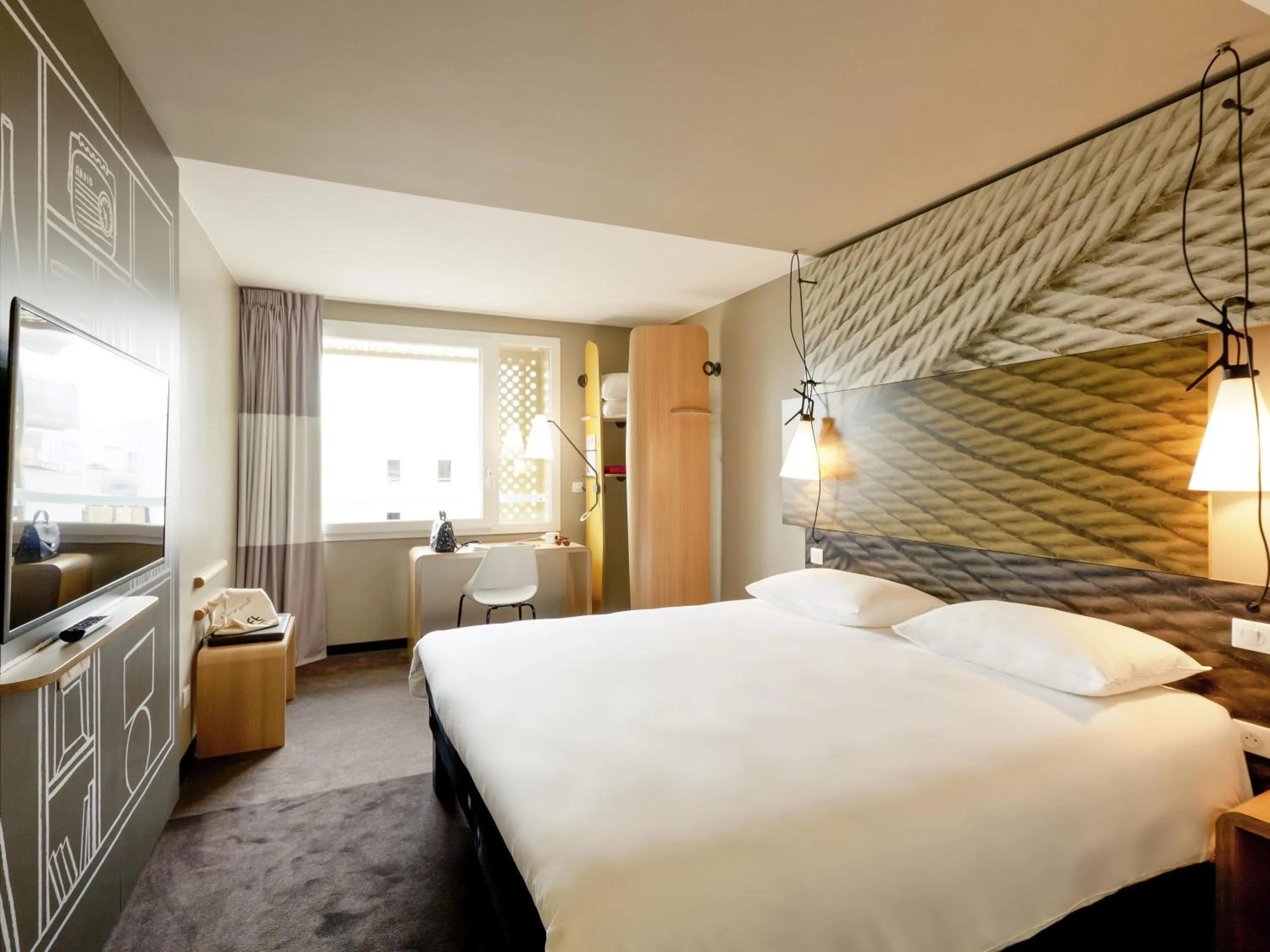 Bedroom, Bed in ibis Lyon Carre De Soie