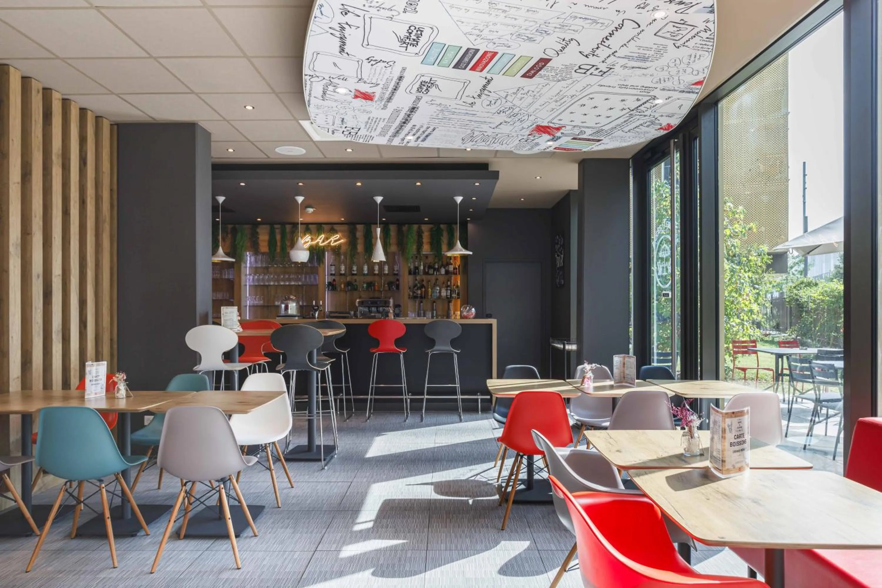 Lounge or bar in ibis Lyon Carre De Soie