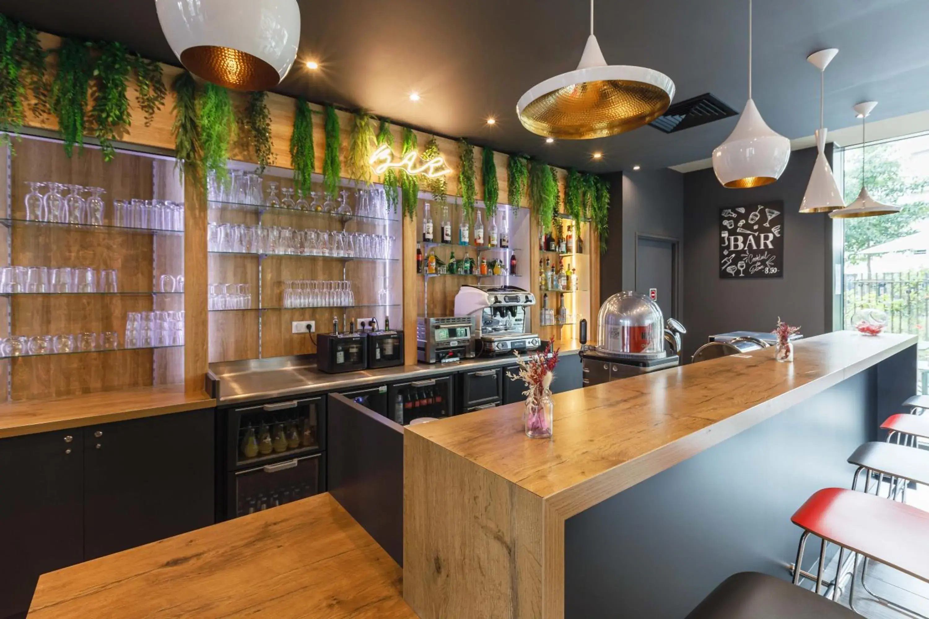 Lounge or bar in ibis Lyon Carre De Soie Lounge or bar in ibis Lyon Carre De Soie