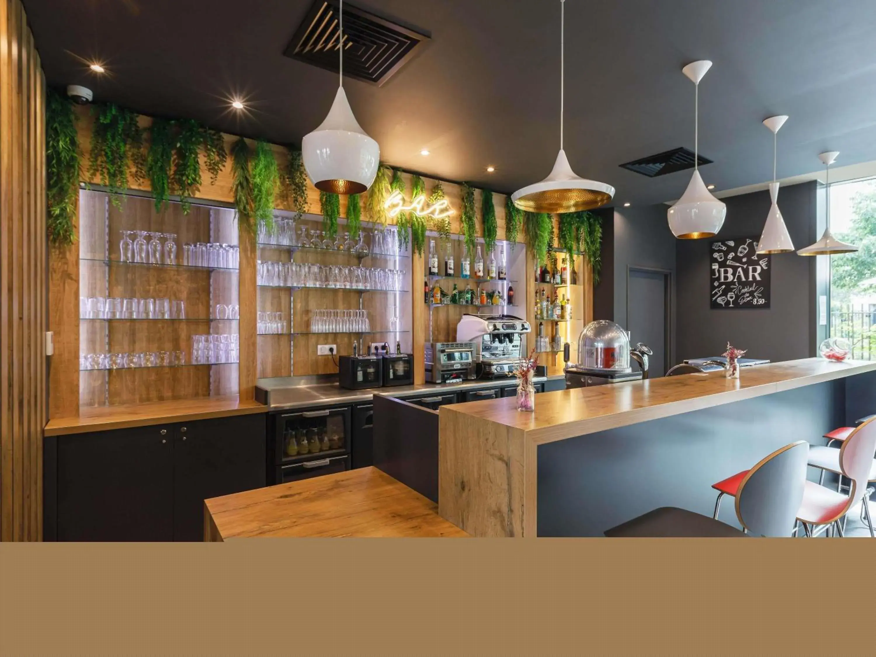 Lounge or bar in ibis Lyon Carre De Soie Lounge or bar in ibis Lyon Carre De Soie