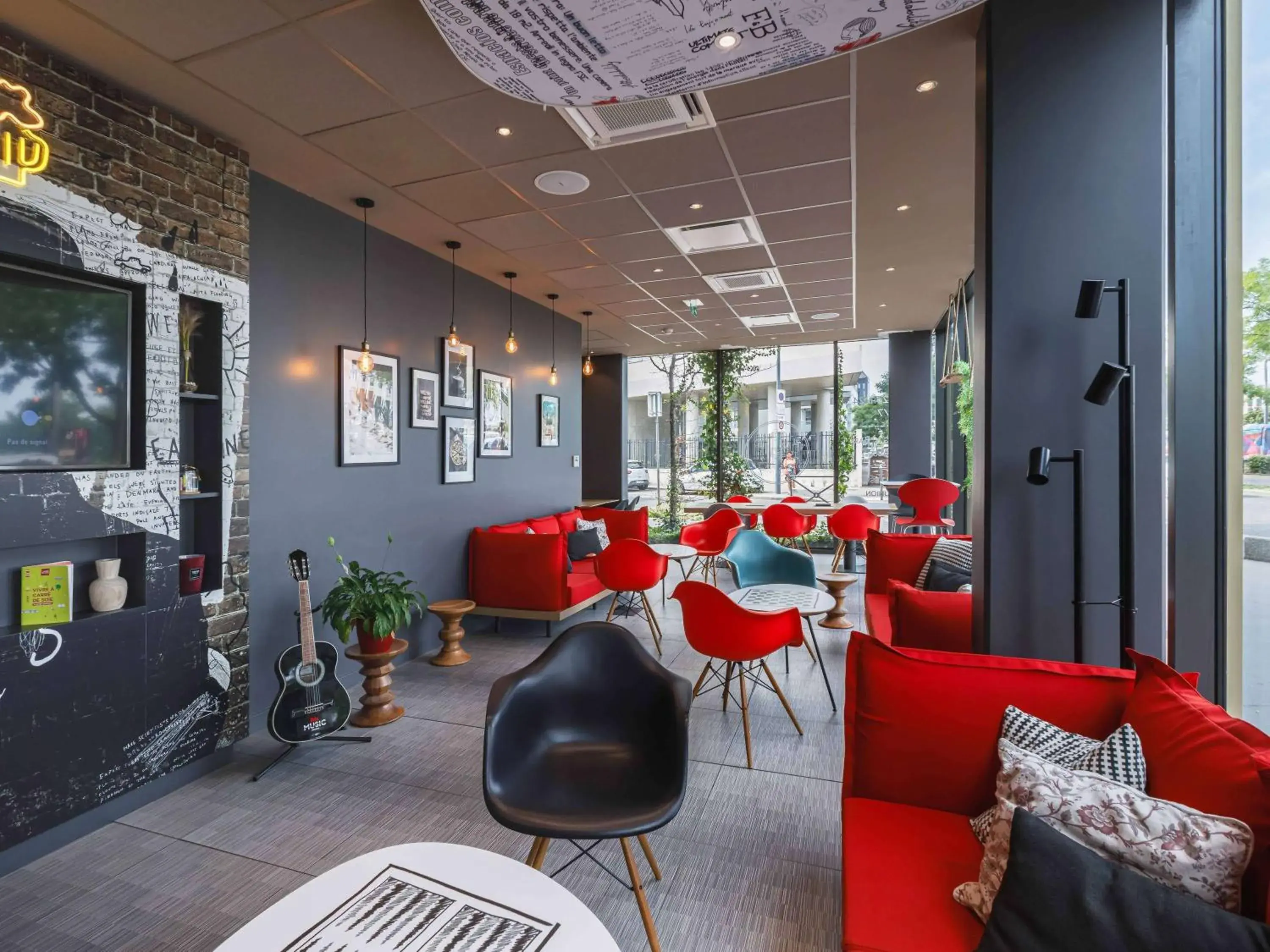 Property building in ibis Lyon Carre De Soie Property building in ibis Lyon Carre De Soie